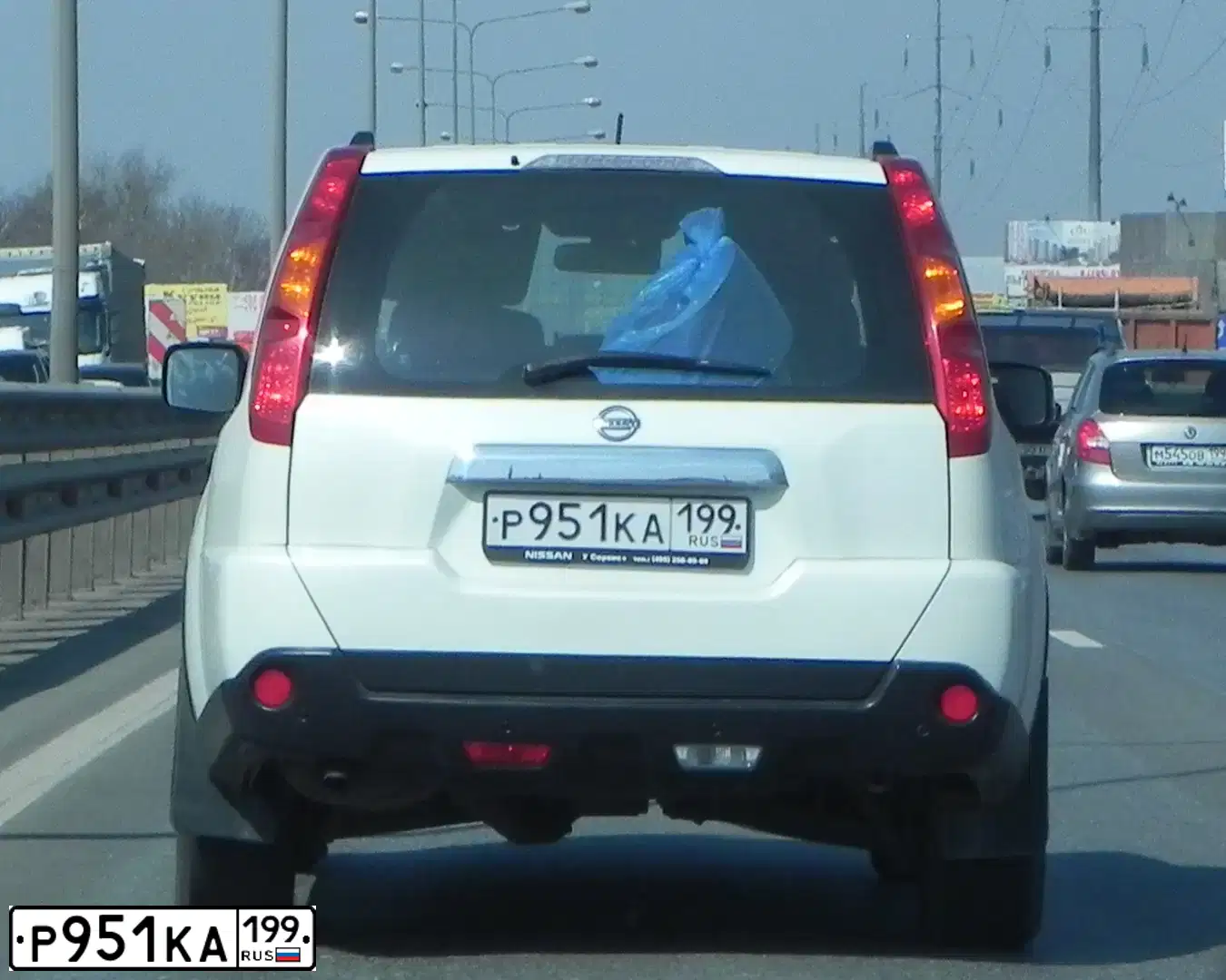 Фото автомобиля NISSAN X-TRAIL, 2008 — госномер Р951КА199. Цвет: БЕЛЫЙ