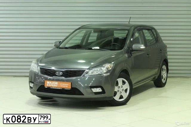 Фото автомобиля KIA CEE'D, 2010 — госномер О077АА197. Цвет: Серебристый