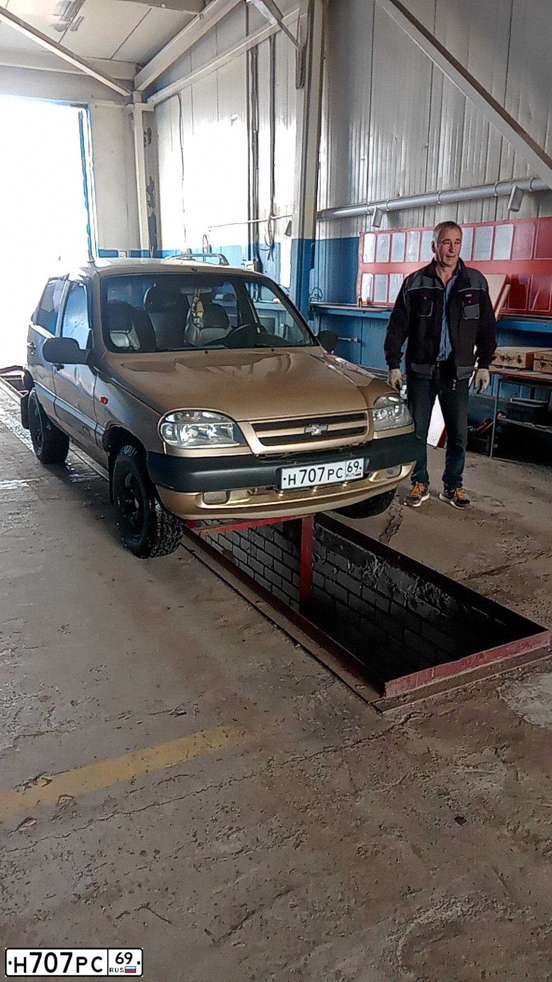 Фото автомобиля CHEVROLET NIVA, 2004 — госномер Н707РС69. Цвет: БЕЖЕВЫЙ МЕТАЛЛИК