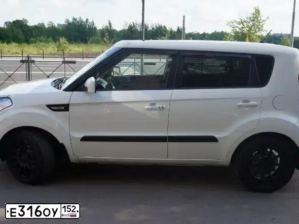 Фото автомобиля KIA SOUL, 2011 — госномер У062АЕ44. Цвет: Белый