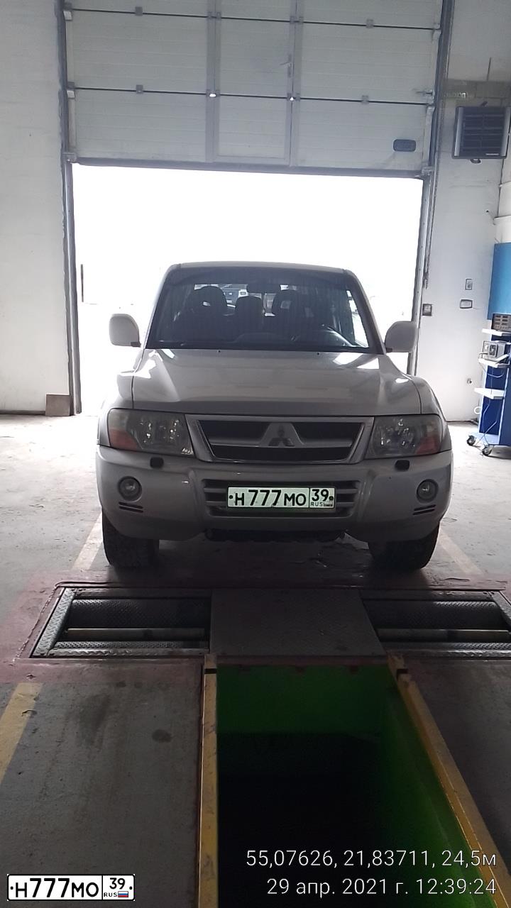 Фото автомобиля MITSUBISHI PAJERO, 2002 — госномер Н777МО39. Цвет: СЕРЕБРИСТЫЙ
