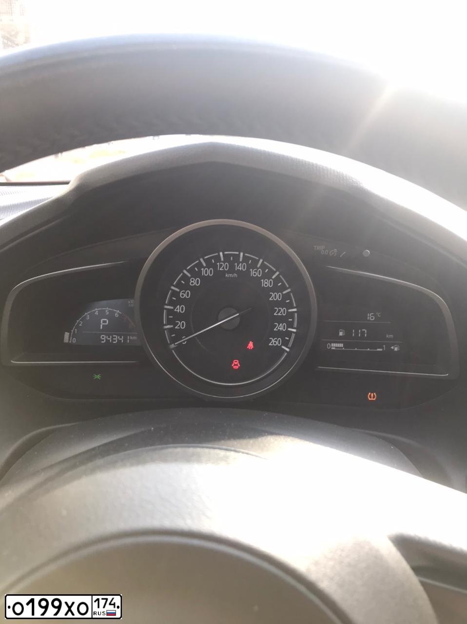 Фото автомобиля MAZDA 3, 2018 — госномер Р768ЕВ196. Цвет: Красный