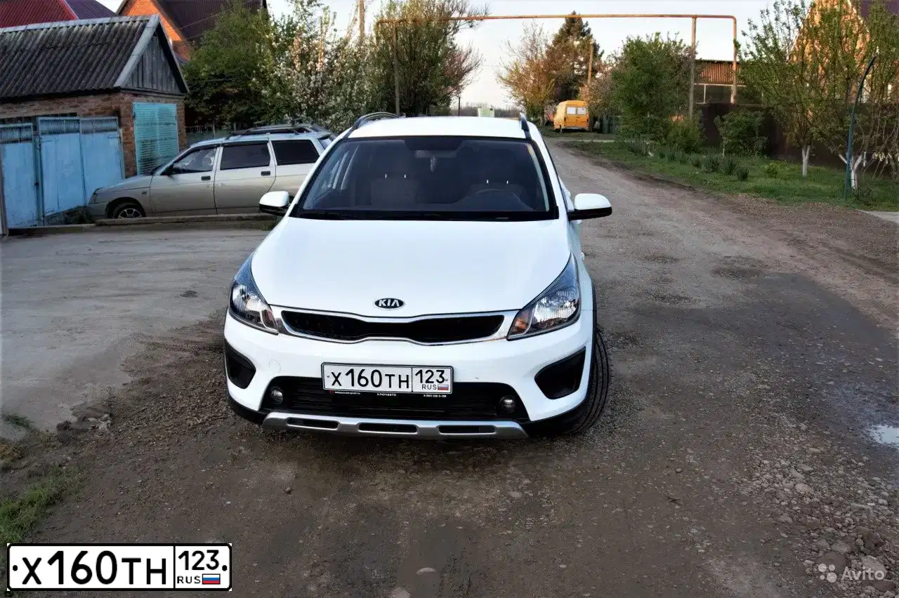 Фото автомобиля KIA RIO, 2017 — госномер Х160ТН123. Цвет: БЕЛЫЙ