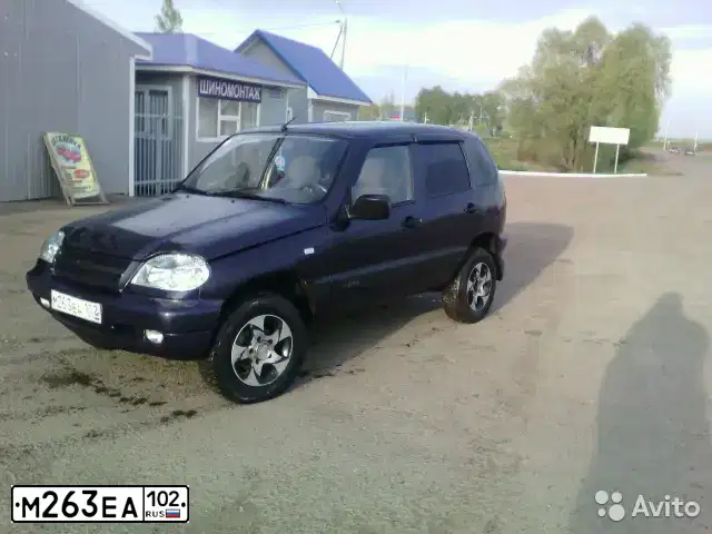 Фото автомобиля CHEVROLET NIVA, 2005 — госномер Н644ЕС774. Цвет: ТЕМНО-СИНИЙ МЕТАЛЛИК