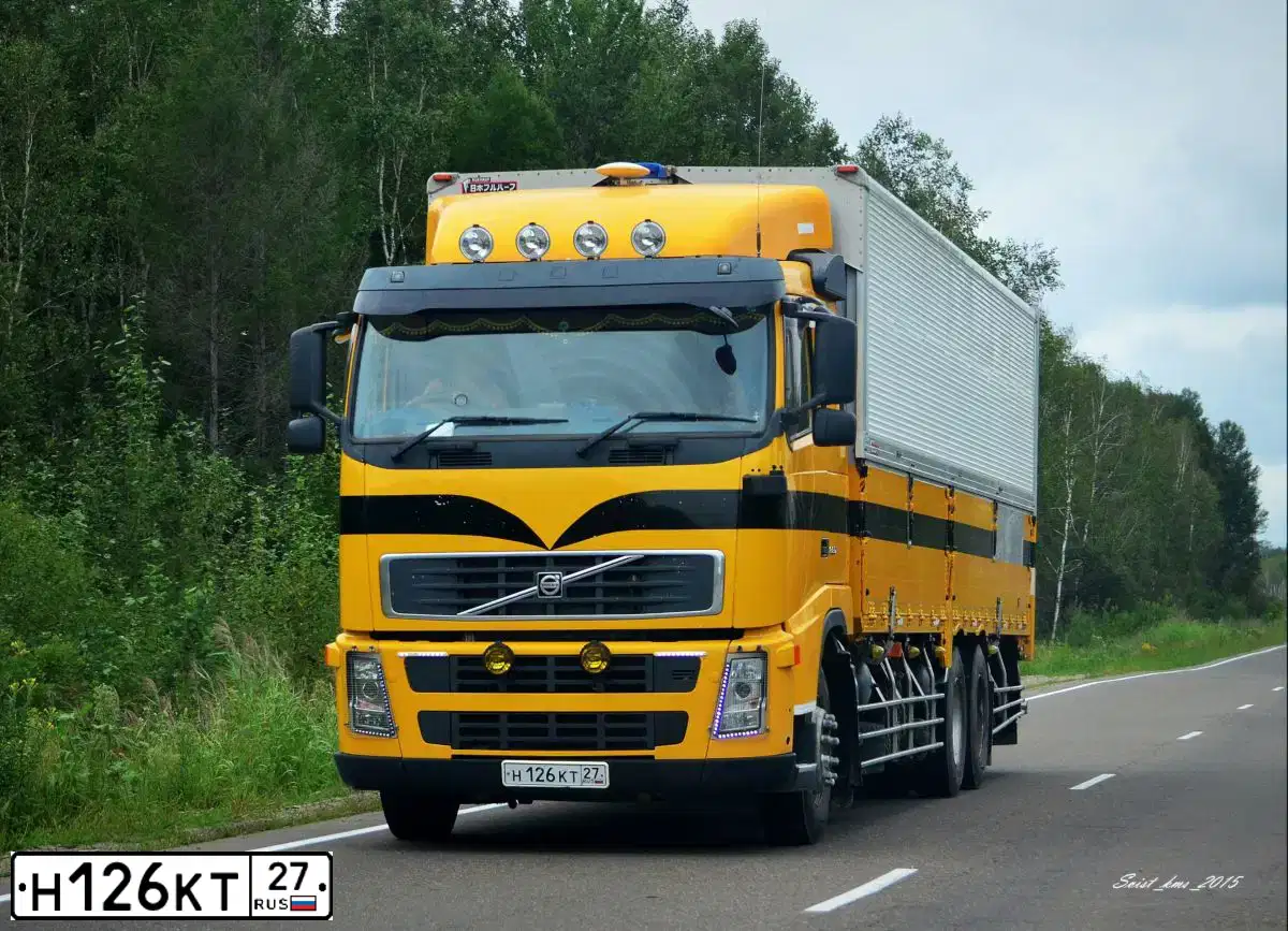 Фото автомобиля VOLVO SERIE FH /6X2/, 1982 — госномер Н126КТ27. Цвет: ЖЕЛТЫЙ