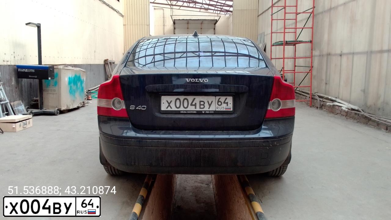 Фото автомобиля VOLVO S40, 2006 — госномер Х004ВУ64. Цвет: ТЕМНО СИНИЙ
