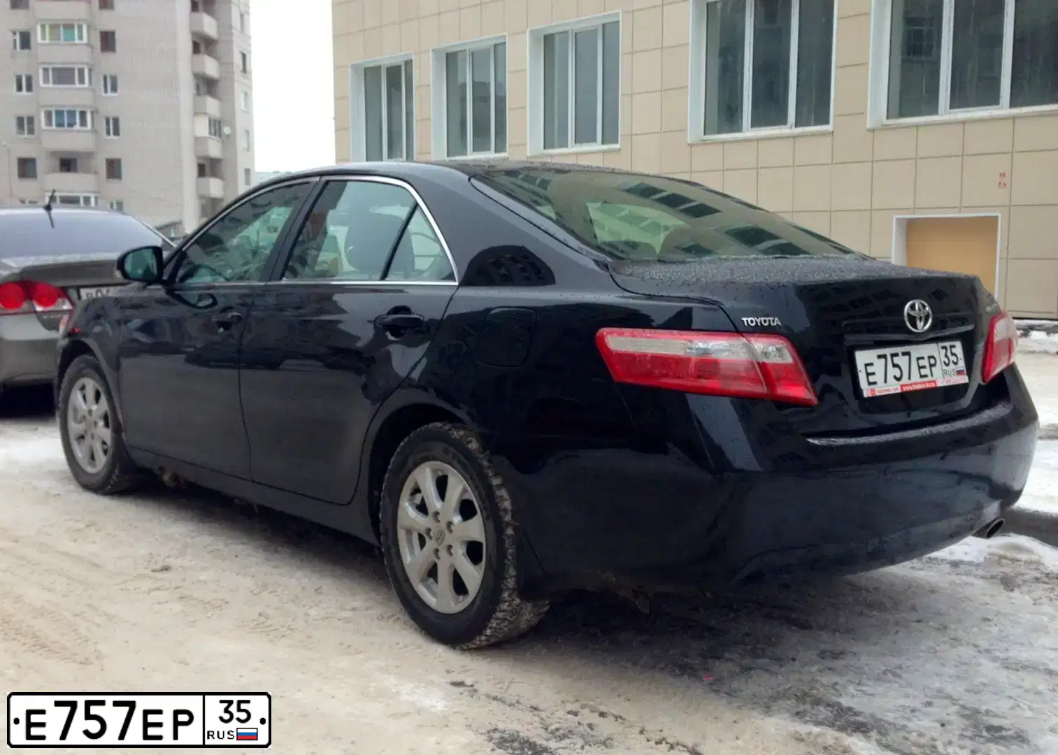 Фото автомобиля TOYOTA CAMRY, 2010 — госномер Е757ЕР35. Цвет: ЧЕРНЫЙ