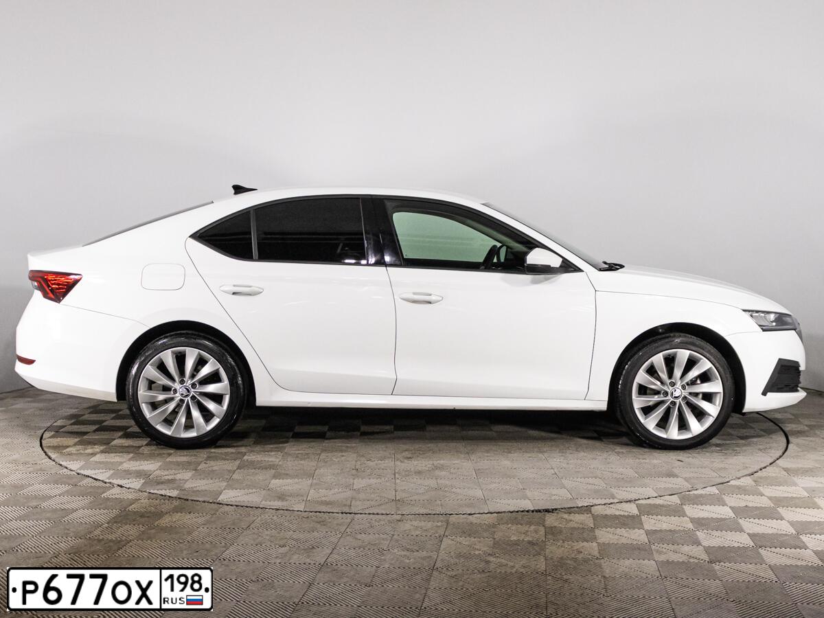 Фото автомобиля SKODA OCTAVIA, 2021 — госномер К180ТУ147. Цвет: Белый