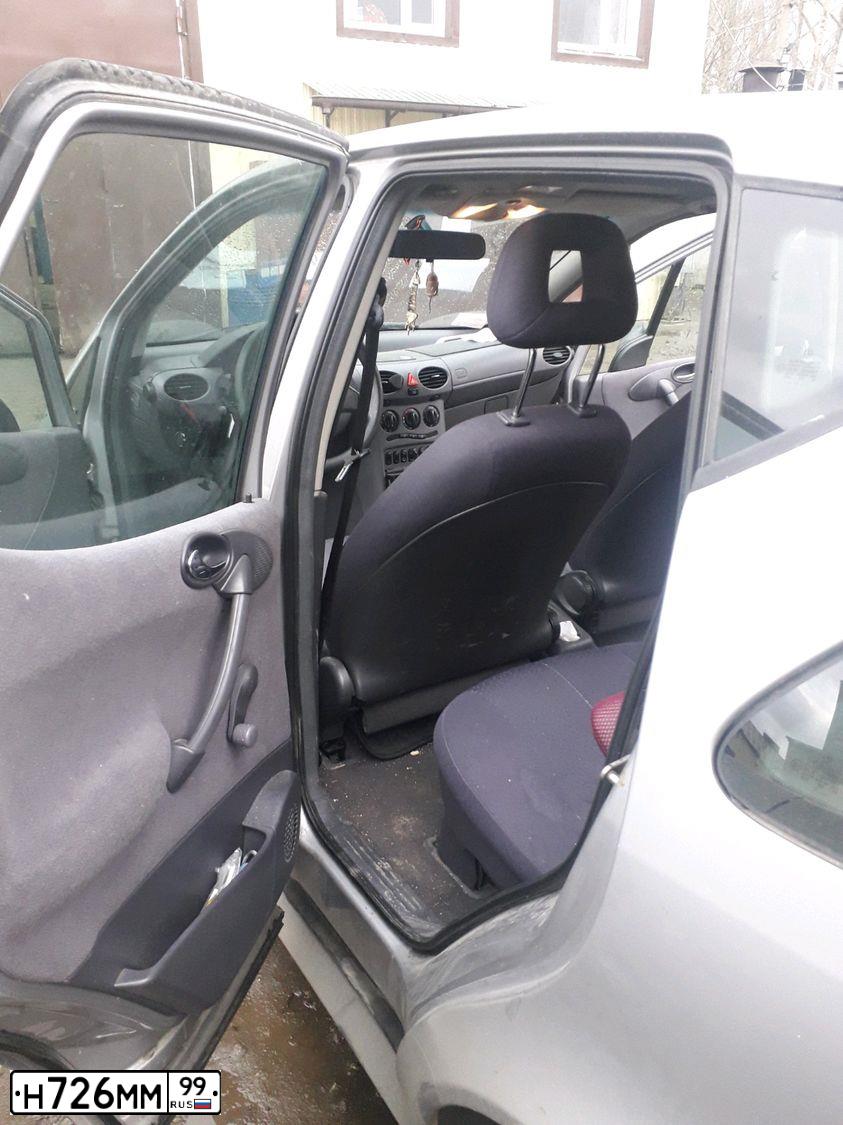 Фото автомобиля VOLKSWAGEN TOUAREG, 2012 — госномер Е444ВС156