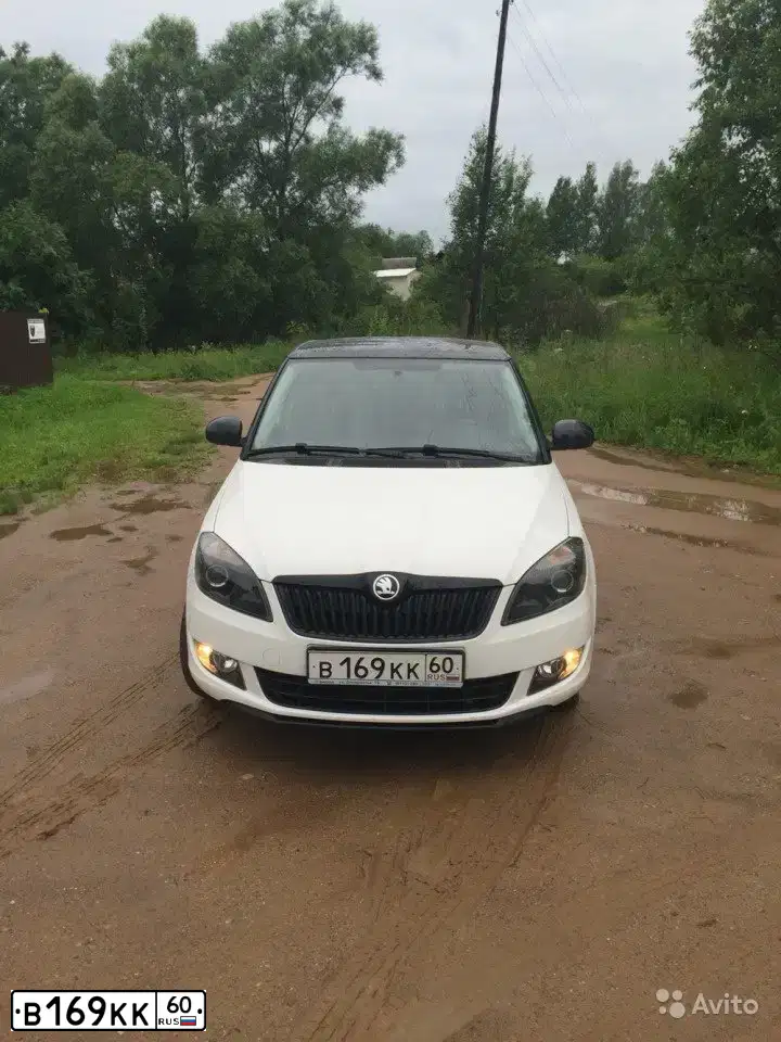 Фото автомобиля SKODA FABIA, 2013 — госномер М404НВ797. Цвет: Белый