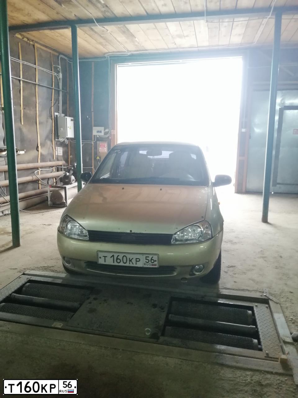 Фото автомобиля LADA 1118 KALINA, 2008 — госномер Т160КР56. Цвет: БЕЛО-ЖЕЛТЫЙ ПЕРЛАМУТРОВЫЙ