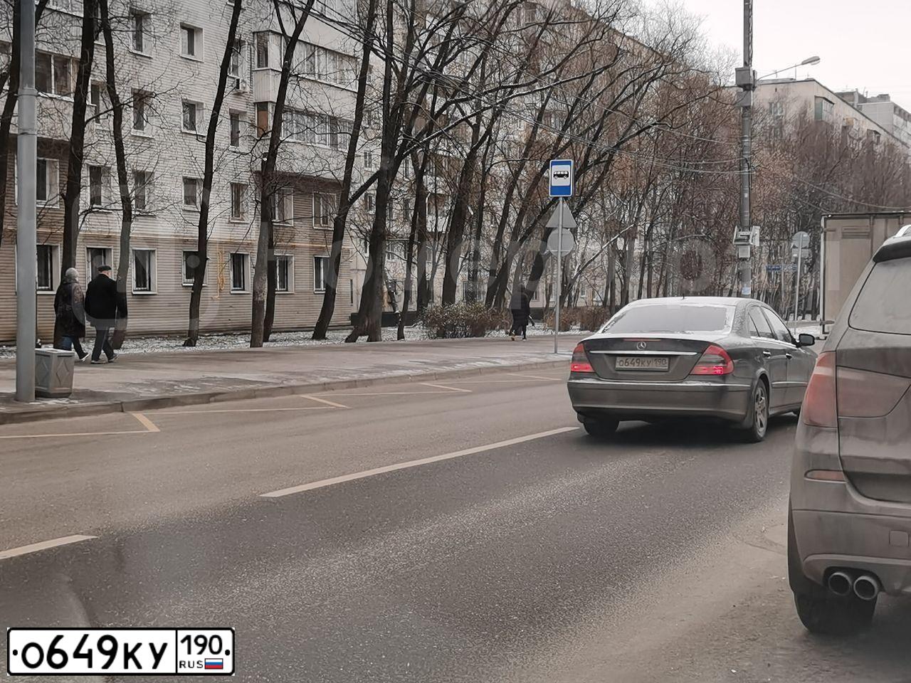Фото автомобиля MERCEDES E-KLASSE, 2006 — госномер О649КУ190. Цвет: ЧЕРНЫЙ