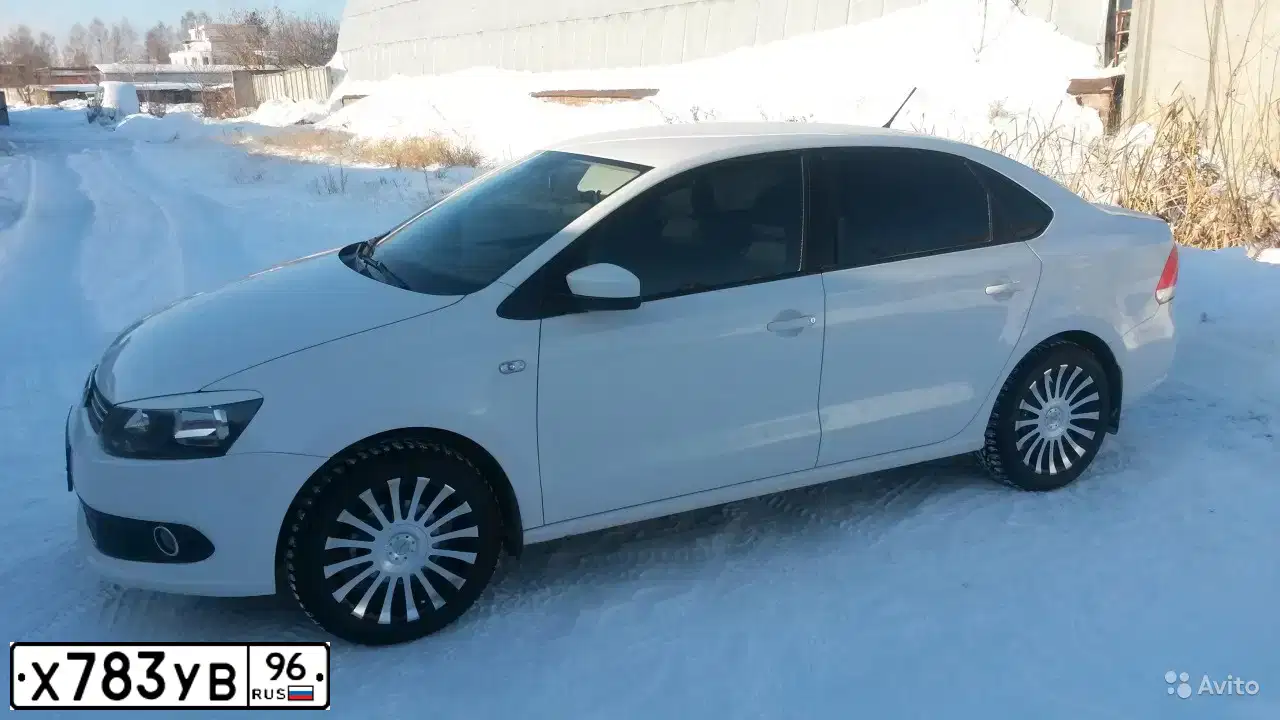 Фото автомобиля VOLKSWAGEN POLO, 2013 — госномер Х783УВ96. Цвет: Белый