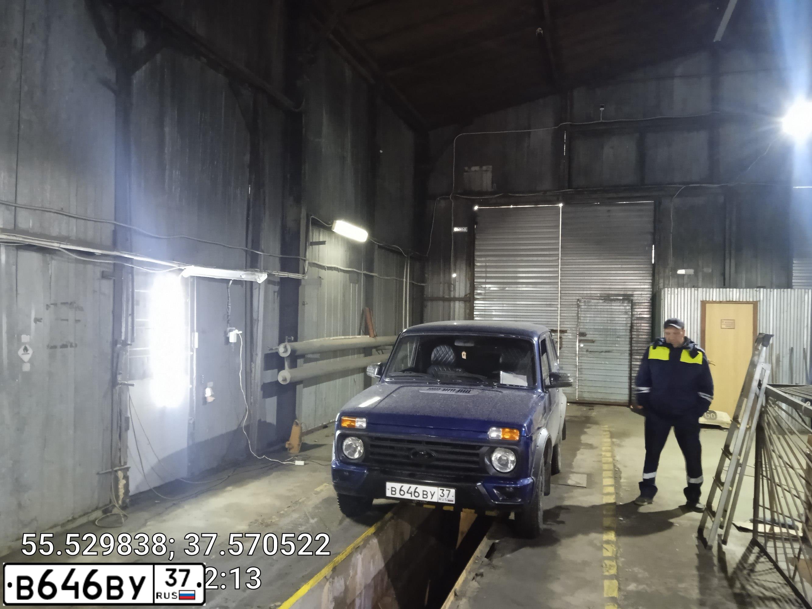 Фото автомобиля LADA 2121 NIVA, 2010 — госномер М343МУ33. Цвет: Темно-синий