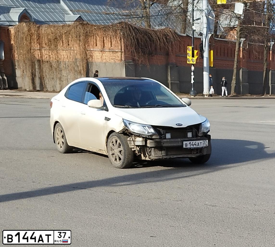 Фото автомобиля KIA RIO, 2016 — госномер В144АТ37. Цвет: Белый