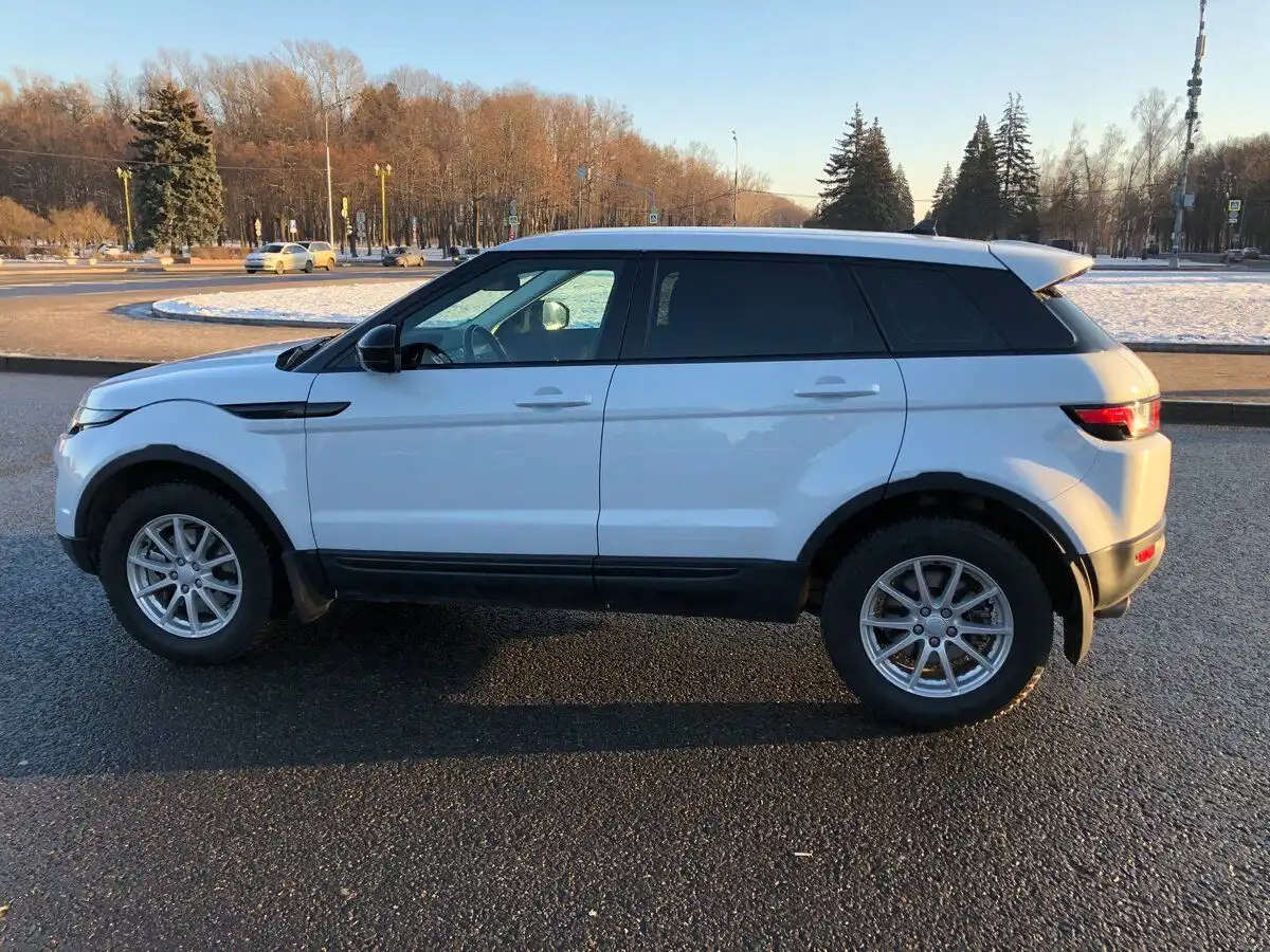 Фото автомобиля LANDROVER RANGE ROVER EVOQUE, 2015 — госномер Е621ХЕ799. Цвет: СЕРЕБРИСТО-БЕЛЫЙ