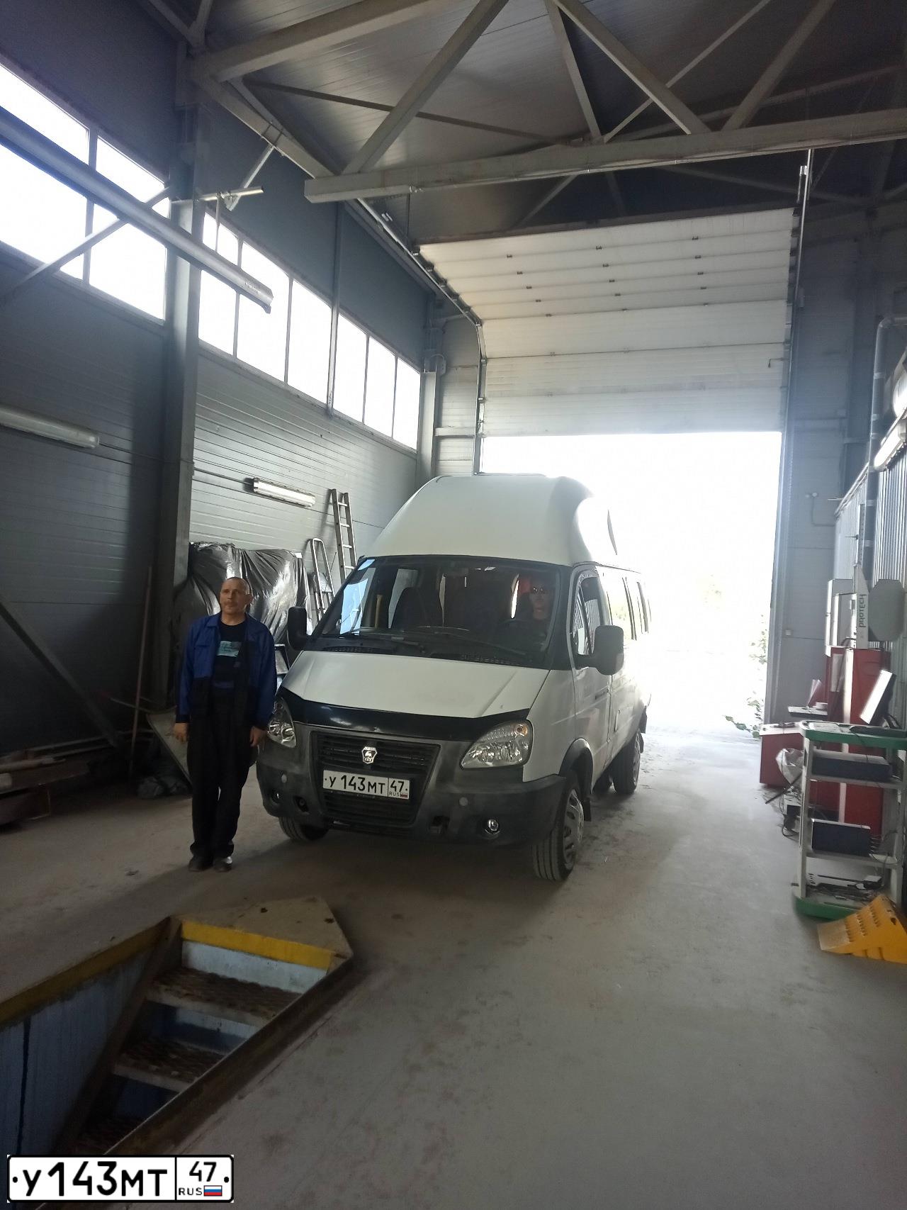Фото автомобиля GAZ 3221 EL, 2011 — госномер У143МТ47. Цвет: Белый