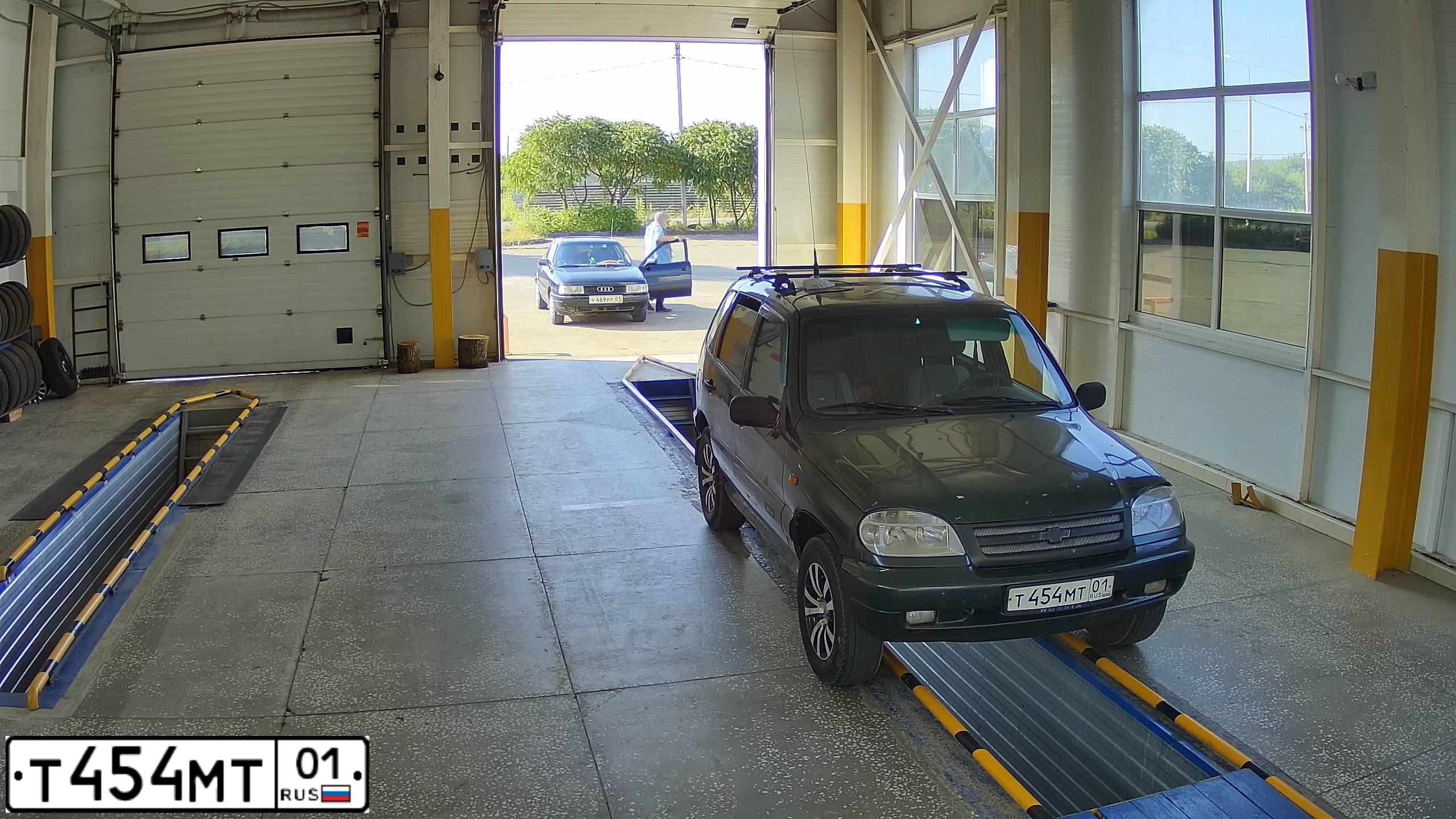 Фото автомобиля TOYOTA CAMRY, 2006 — госномер К187ЕК138. Цвет: Серебристый