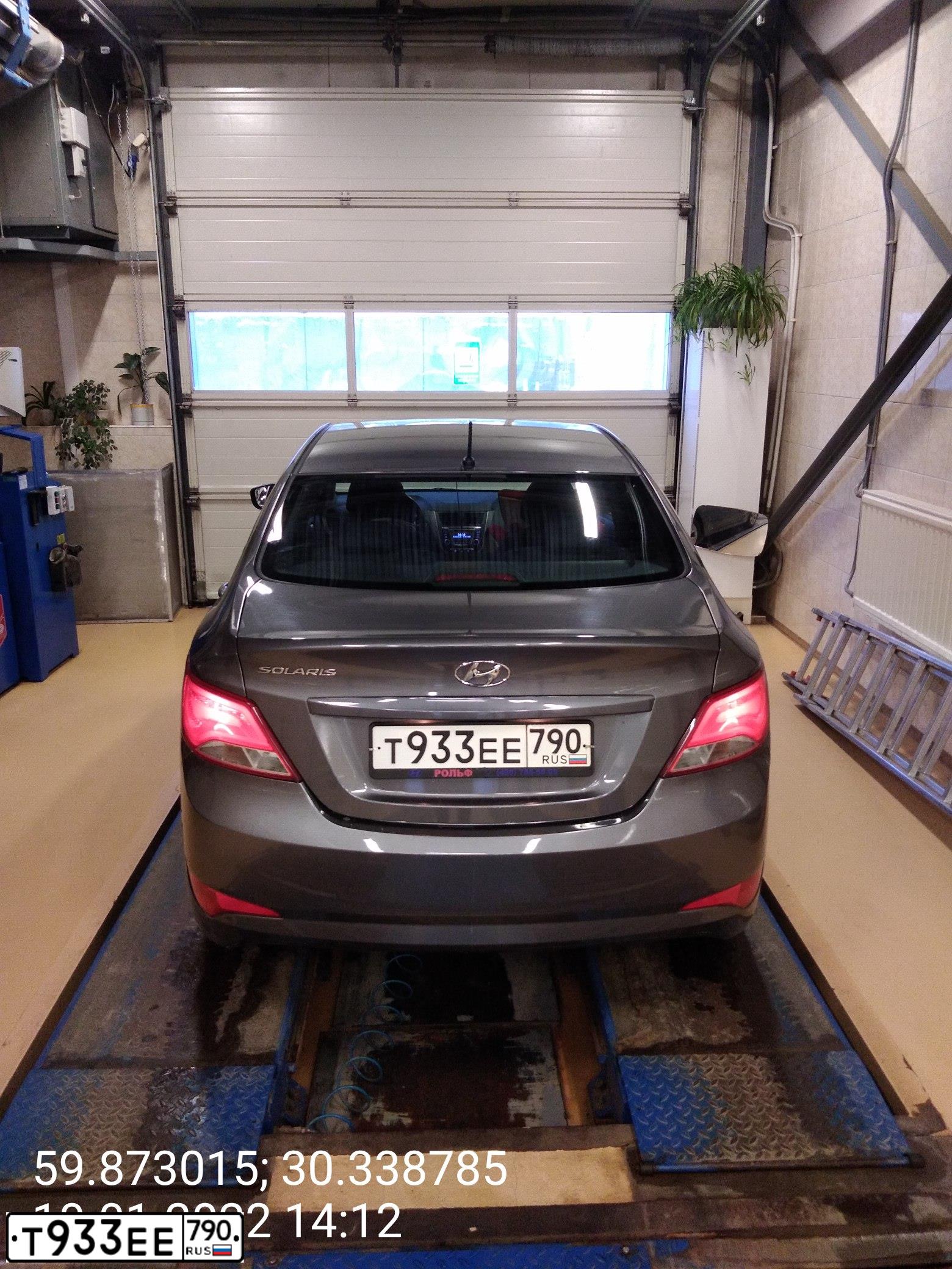 Фото автомобиля HYUNDAI SOLARIS, 2016 — госномер Т933ЕЕ790. Цвет: темно-серый