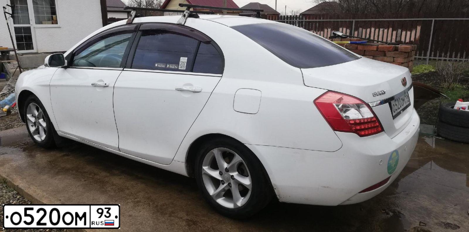 Фото автомобиля GEELY EMGRAND, 2013 — госномер О520ОМ93. Цвет: Белый