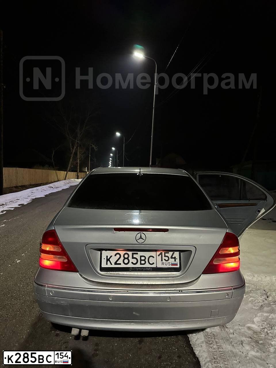 Фото автомобиля MERCEDES C-KLASSE, 2001 — госномер К285ВС154. Цвет: БЕЛЫЙ(СЕРЕБРИСТЫЙ
