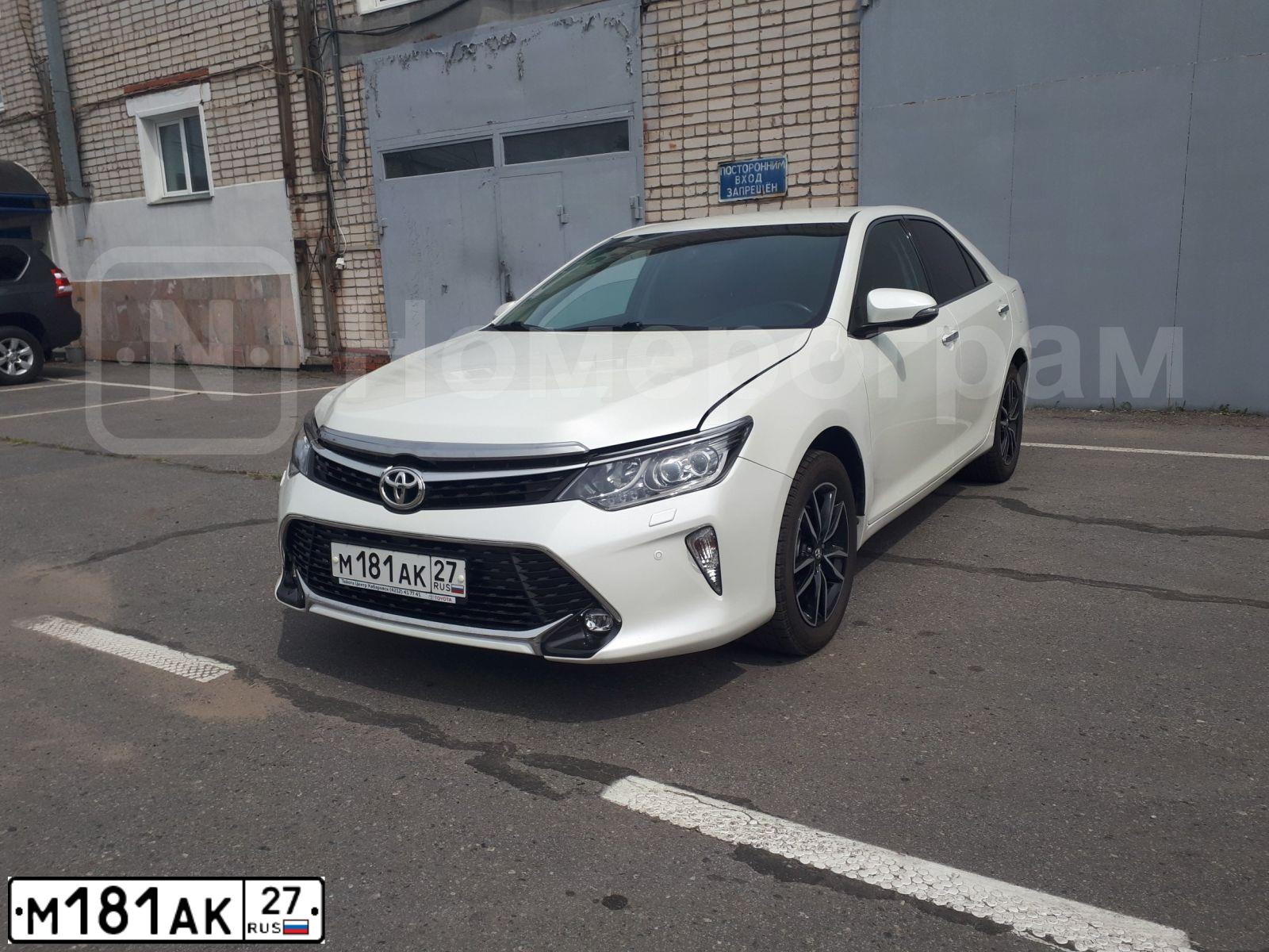Фото автомобиля TOYOTA CAMRY, 2018 — госномер Р694РТ27. Цвет: БЕЛЫЙ ПЕРЛАМУТР