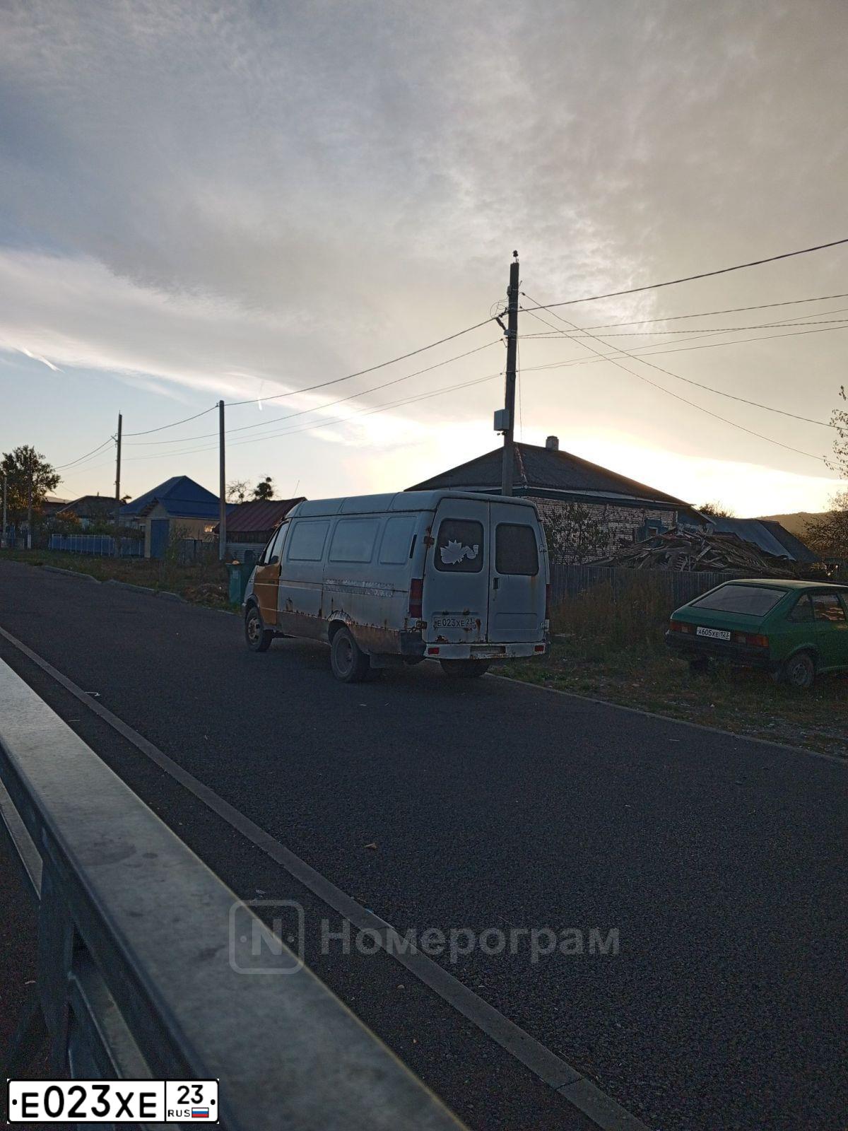 Фото автомобиля GAZ Z 2705 GAZEL, 2001 — госномер Е023ХЕ23. Цвет: СНЕЖНО - БЕЛЫЙ
