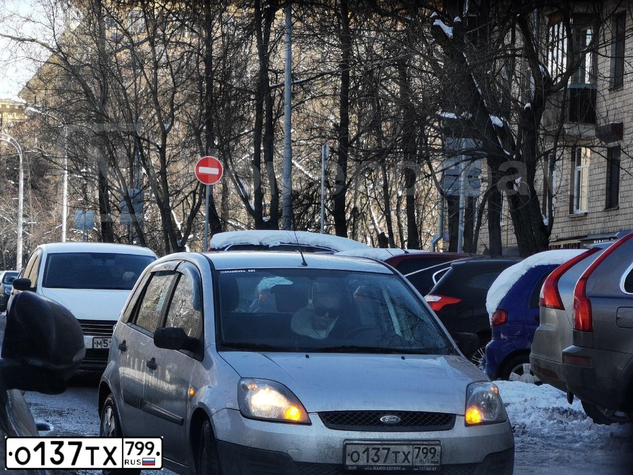 Фото автомобиля FORD FIESTA / ASPIRE, 2008 — госномер О137ТХ799. Цвет: СЕРЕБРИСТЫЙ