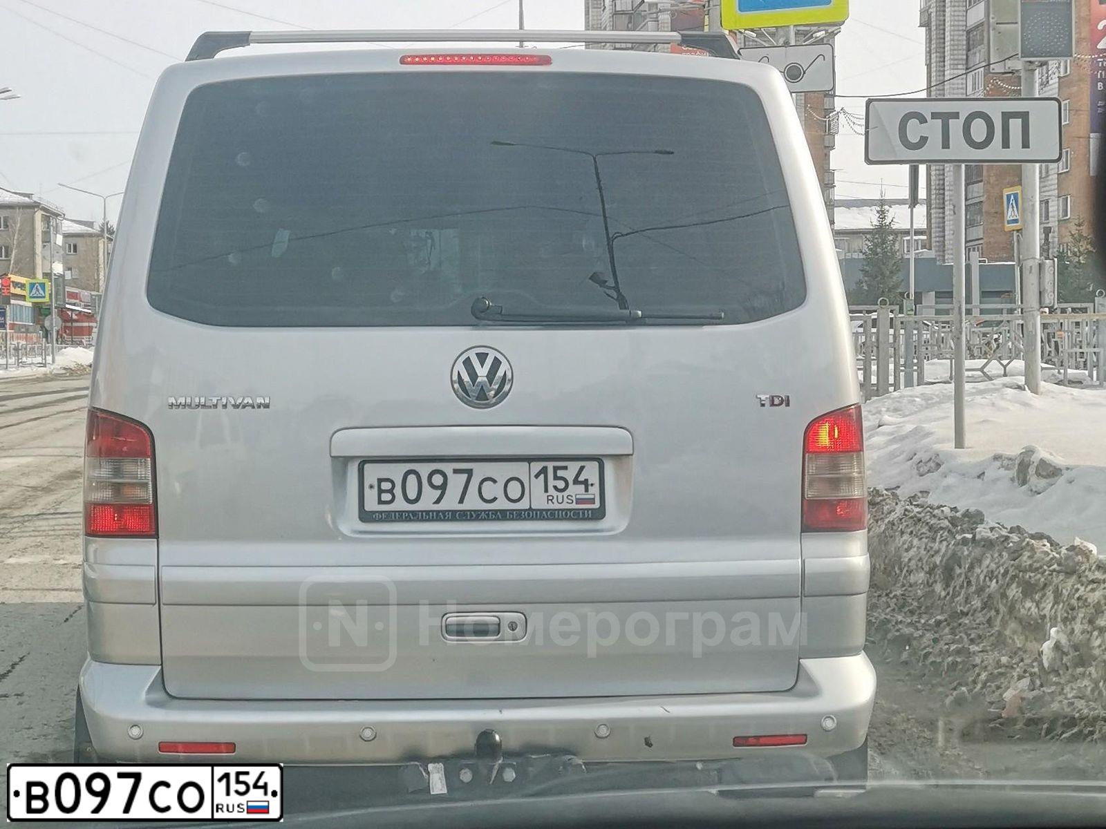 Фото автомобиля VOLKSWAGEN MULTIVAN, 2007 — госномер Р097СО154. Цвет: Серебристый