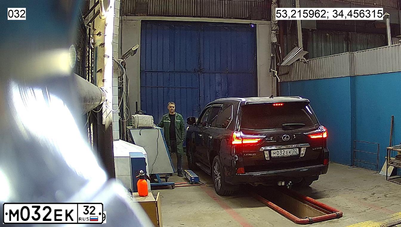 Фото автомобиля LEXUS LX, 2014 — госномер М032ЕК32. Цвет: ЧЕРНЫЙ