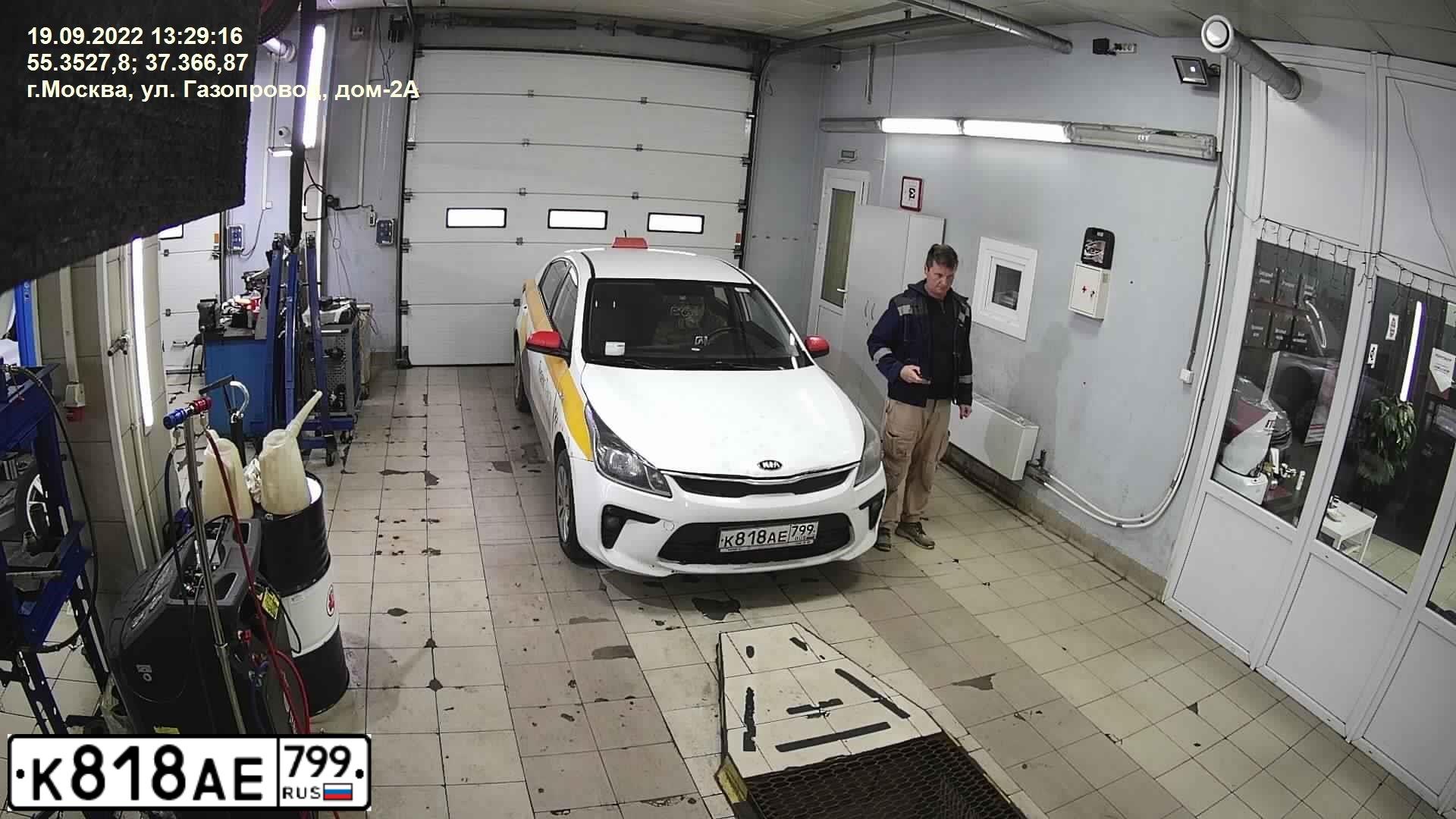 Фото автомобиля KIA RIO, 2017 — госномер К818АЕ799. Цвет: БЕЛЫЙ-ЖЕЛТЫЙ-СЕРЫЙ