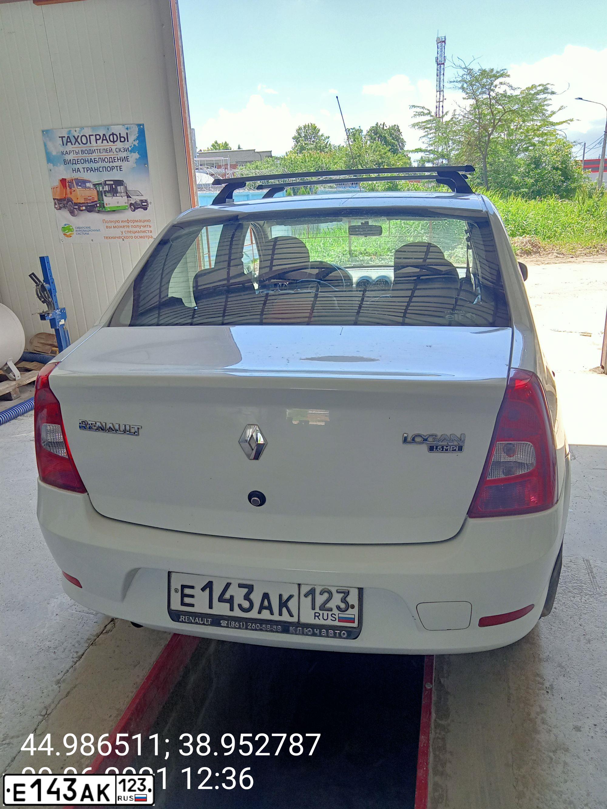 Фото автомобиля RENAULT LOGAN, 2011 — госномер Е143АК123. Цвет: БЕЛЫЙ