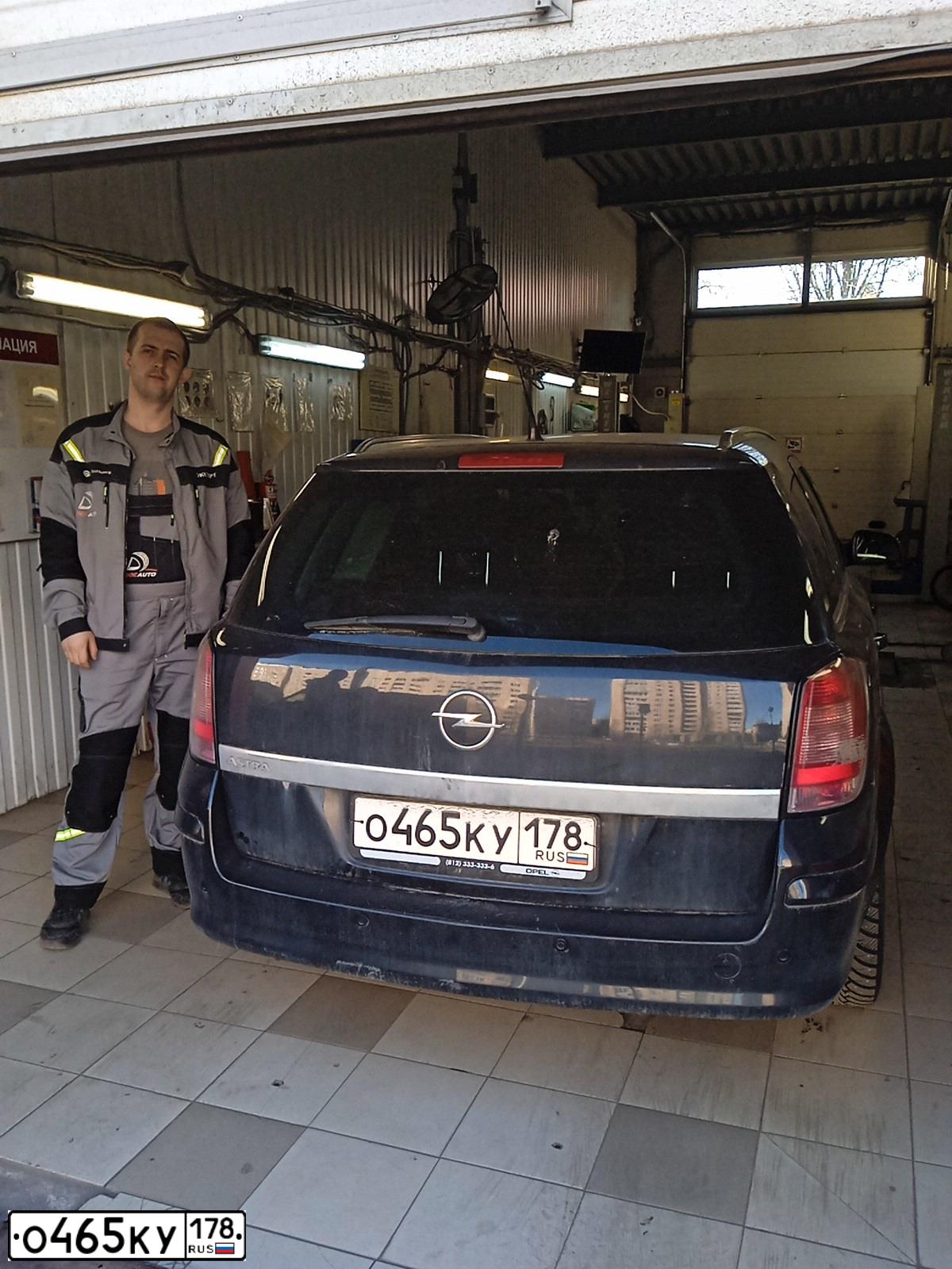 Фото автомобиля OPEL ASTRA, 2013 — госномер К242ОА53. Цвет: ЧЕРНЫЙ