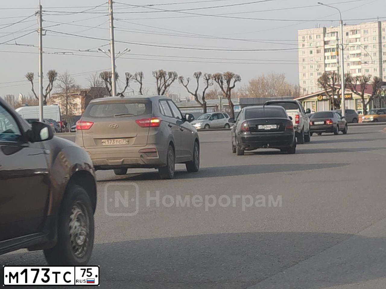 Фото автомобиля HUMMER H3, 2005 — госномер В129КС199. Цвет: Красный