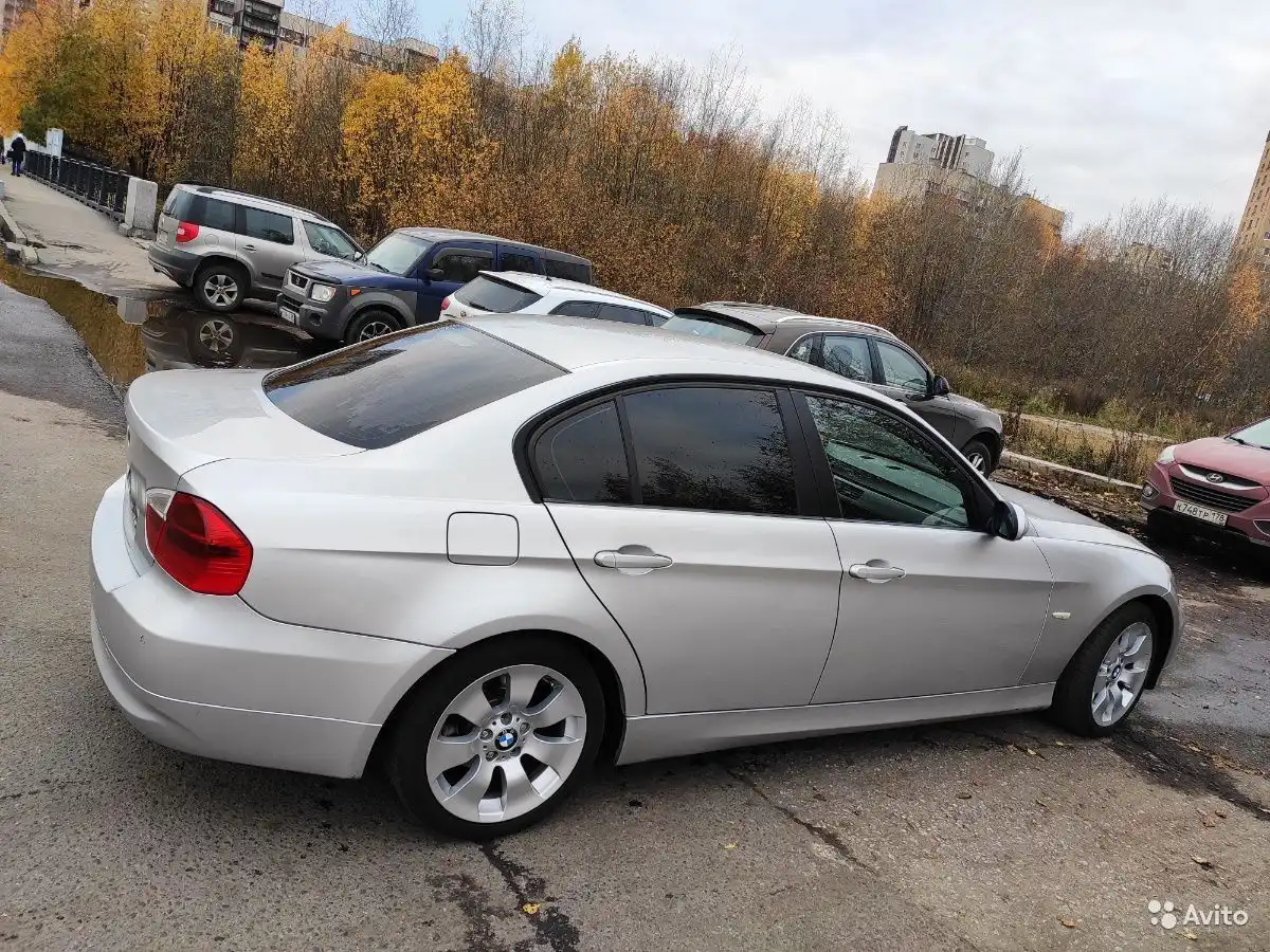 Фото автомобиля HYUNDAI IX35, 2010 — госномер К748ТР178. Цвет: Красный