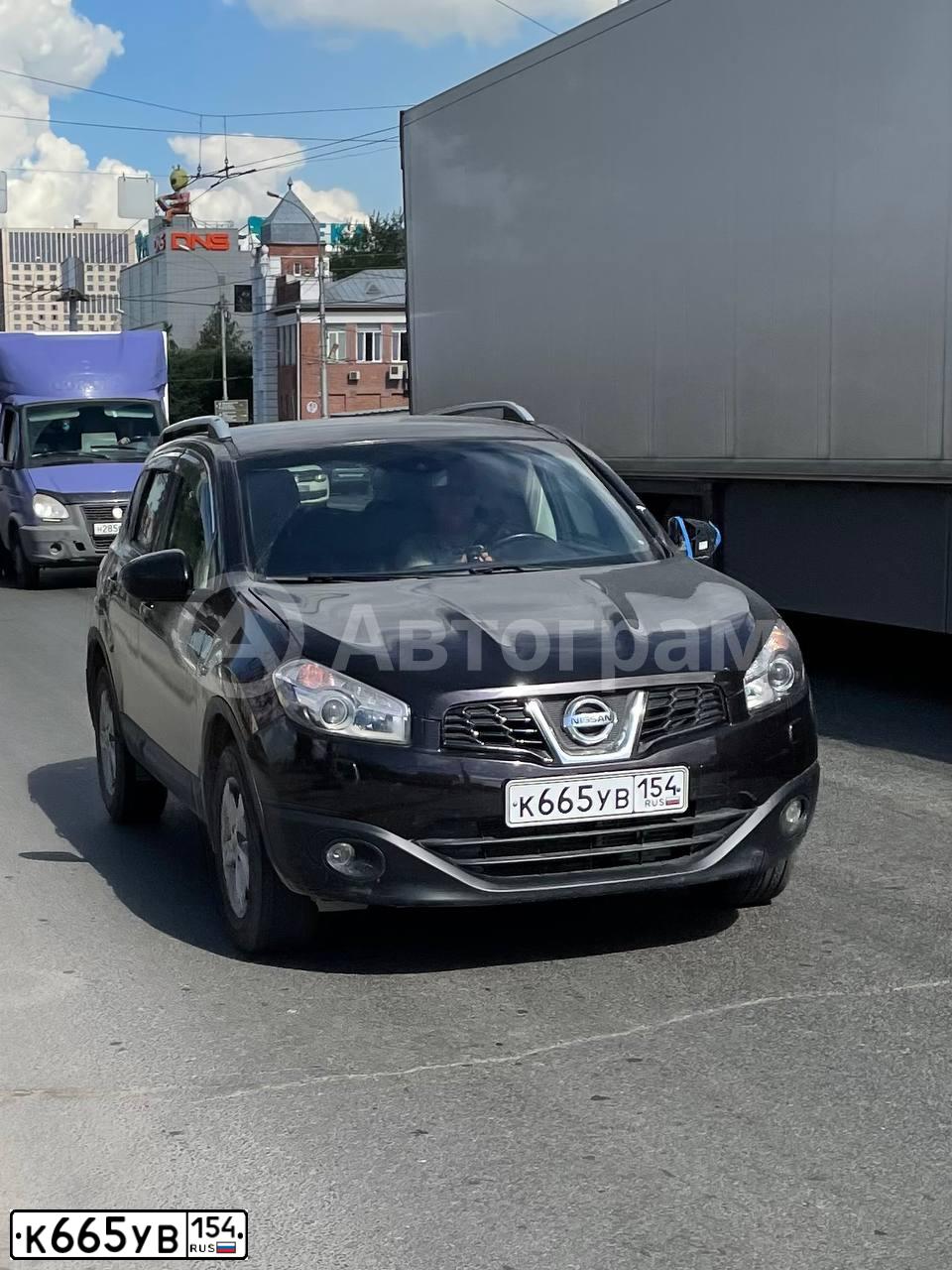 Фото автомобиля NISSAN QASHQAI, 2010 — госномер К665УВ154. Цвет: ФИОЛЕТОВЫЙ