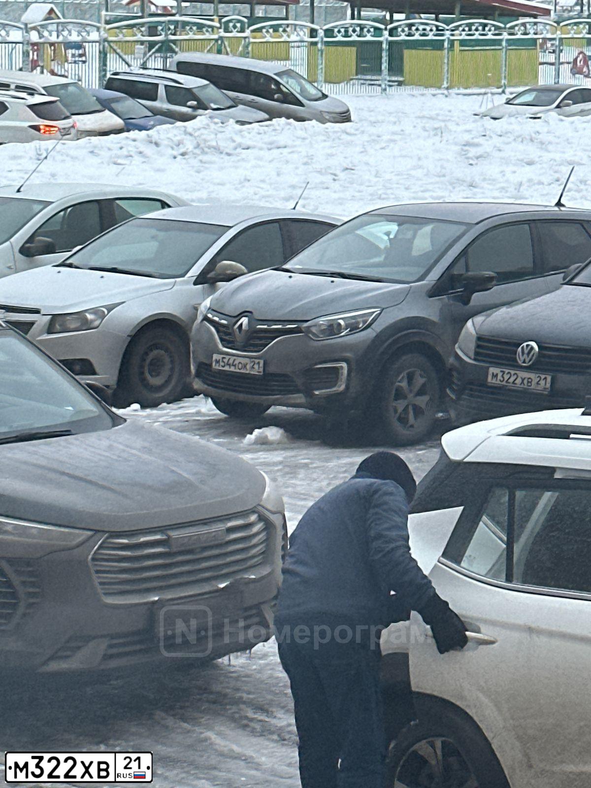 Фото автомобиля VOLKSWAGEN TOUAREG, 2016 — госномер М322ХВ21. Цвет: ЧЕРНЫЙ