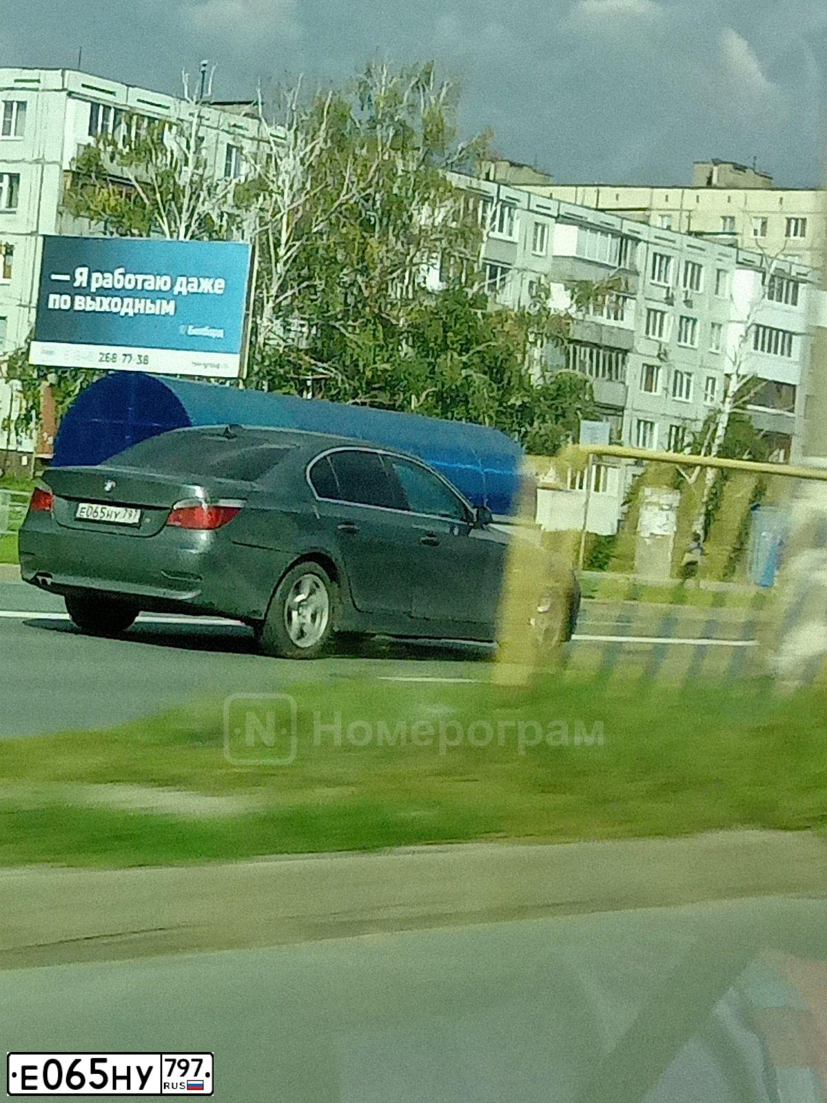 Фото автомобиля BMW SERIE 5, 2004 — госномер Е065НУ797. Цвет: СЕРЫЙ