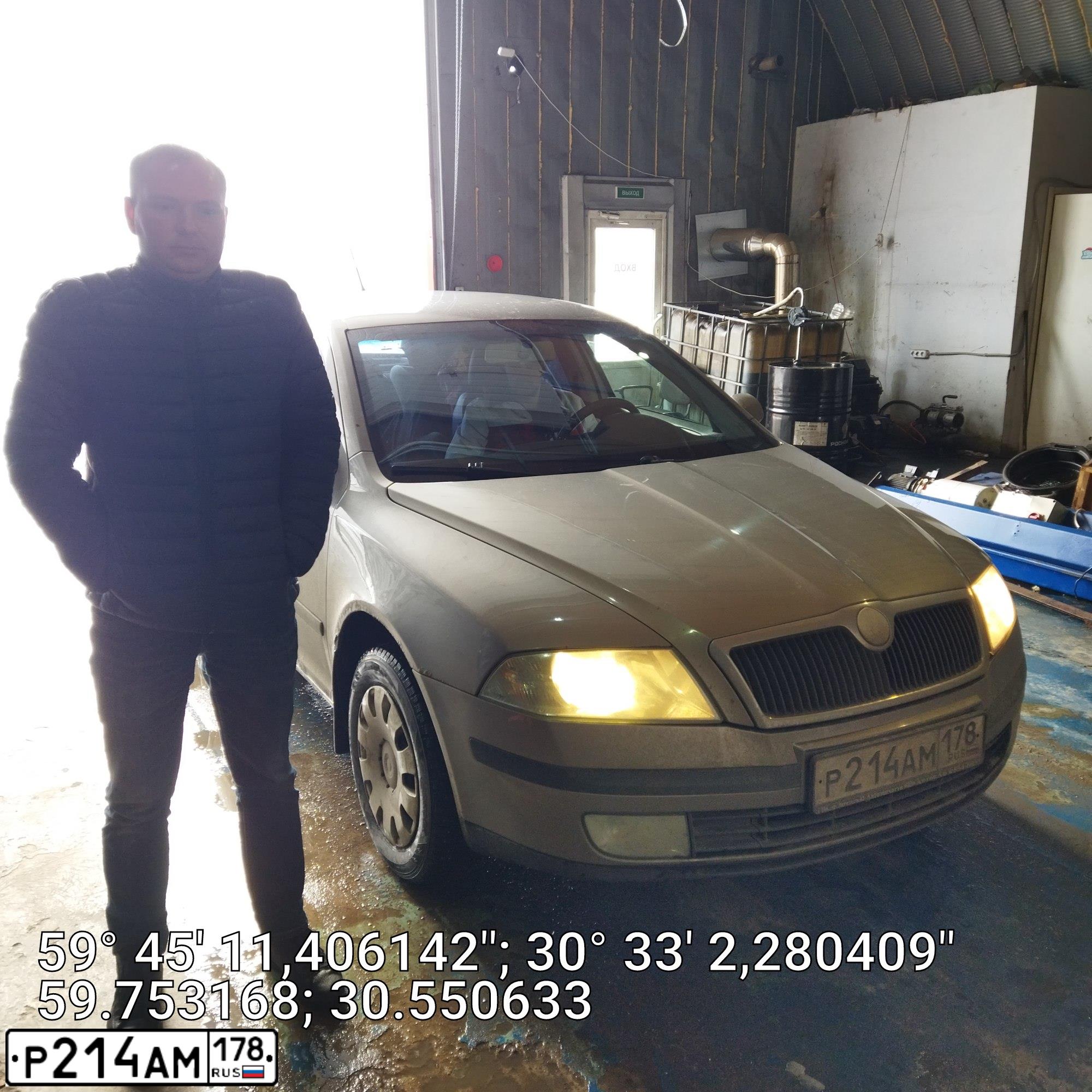Фото автомобиля SKODA OCTAVIA, 2006 — госномер Р214АМ178. Цвет: СЕРЫЙ