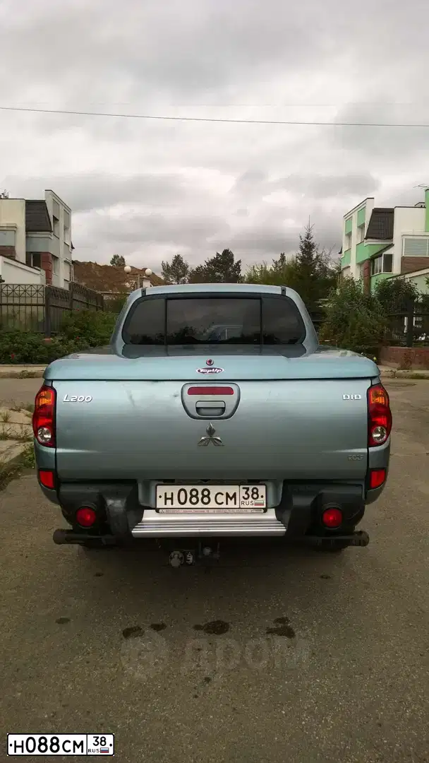 Фото автомобиля MITSUBISHI L 200, 2008 — госномер Н088СМ38. Цвет: СВЕТЛО-СЕРО-ЗЕЛЕНЫЙ