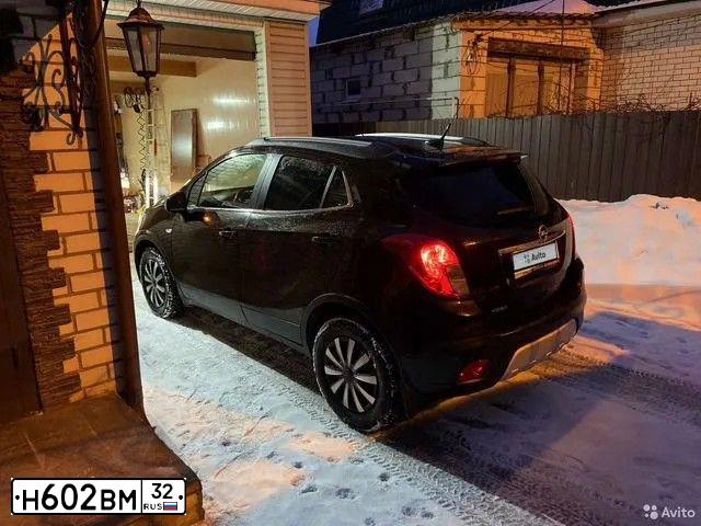 Фото автомобиля OPEL MOKKA, 2015 — госномер О104НМ46. Цвет: Коричневый
