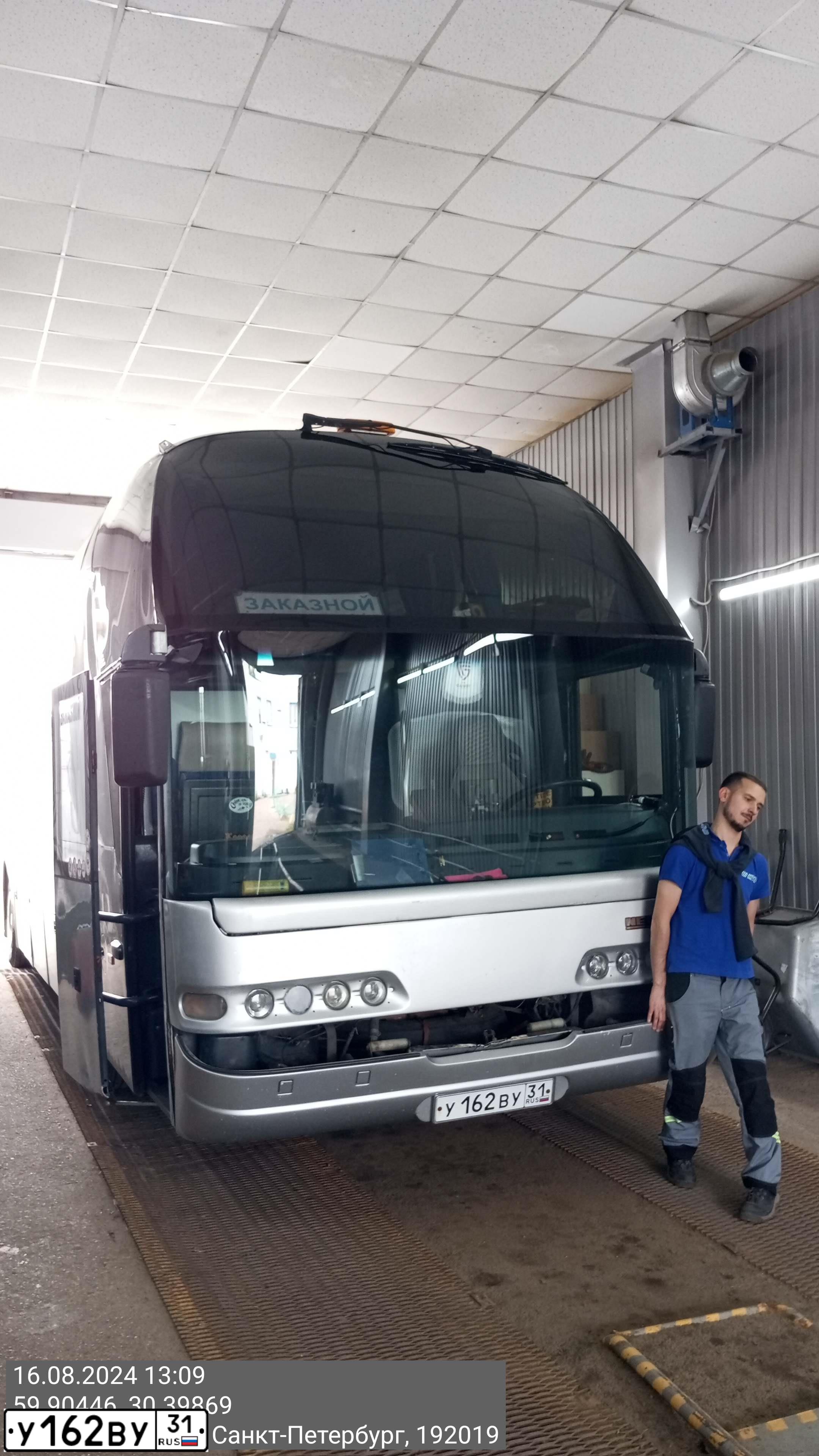 Фото автомобиля NEOPLAN STARLINER, 2001 — госномер У162ВУ31. Цвет: Серый