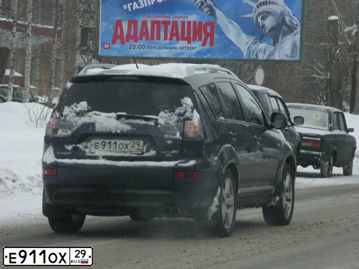Фото автомобиля PEUGEOT 308, 2011 — госномер Е911ОХ29. Цвет: Красный