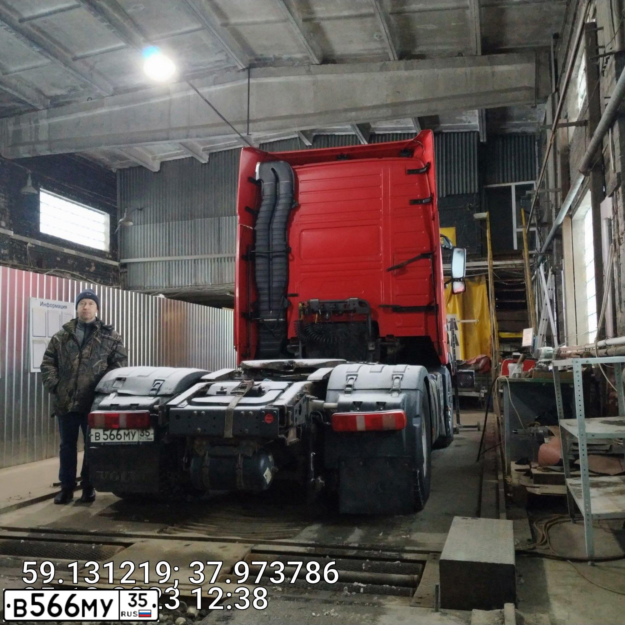 Фото автомобиля VOLVO SERIE FH, 2008 — госномер В566МУ35. Цвет: КРАСНЫЙ