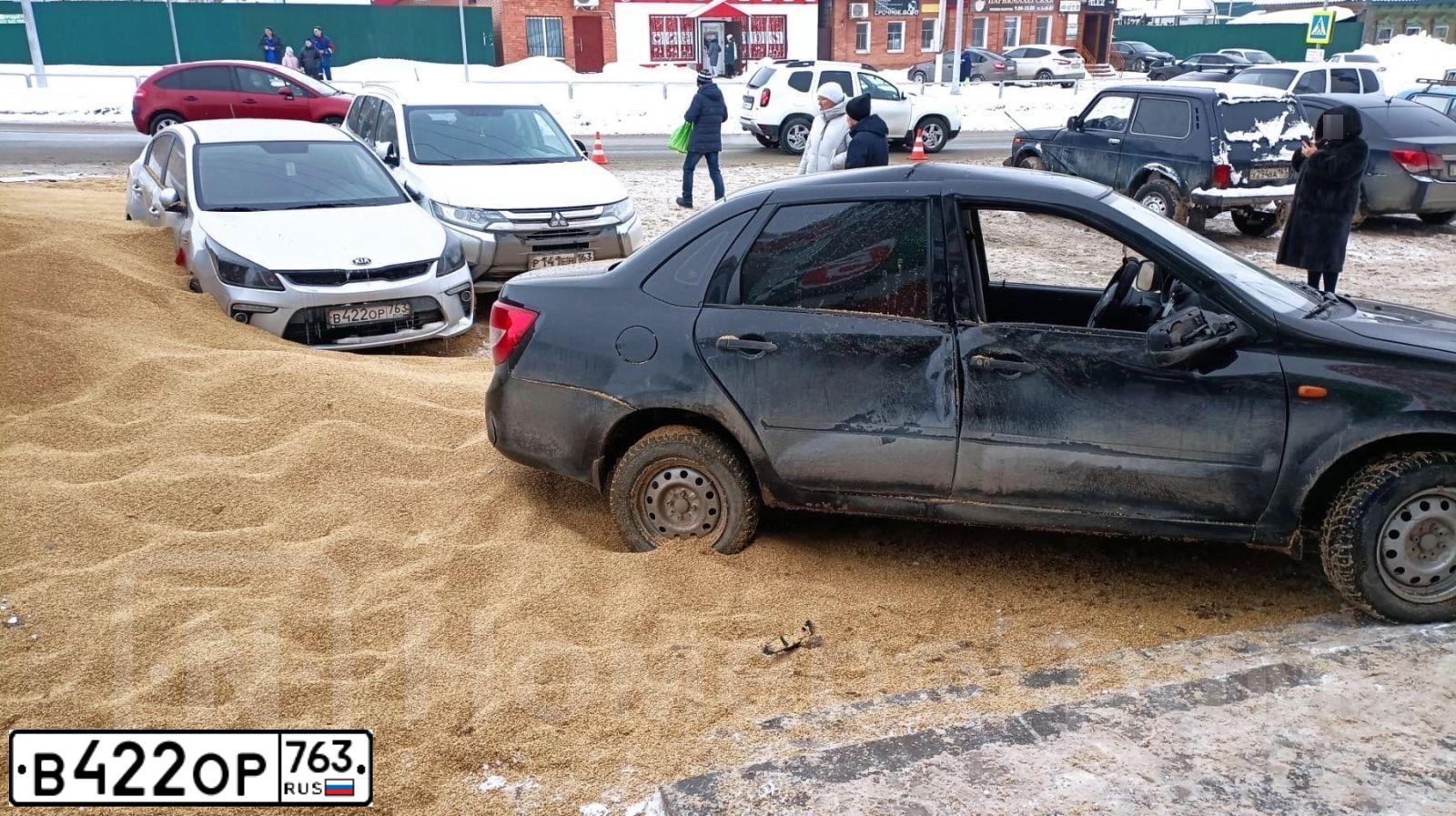 Фото автомобиля KIA RIO, 2020 — госномер М411ВА763. Цвет: СЕРЫЙ