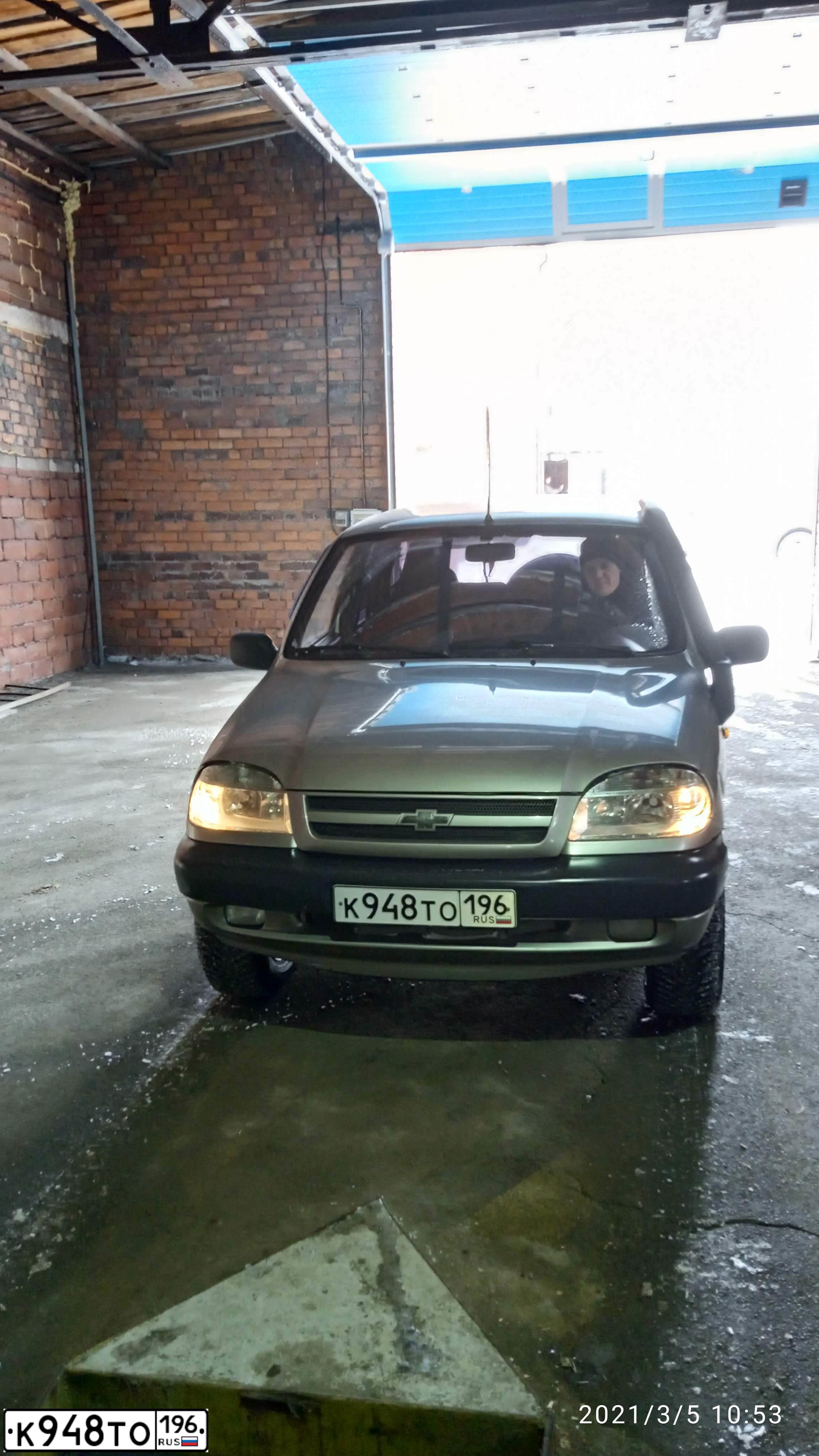Фото автомобиля CHEVROLET NIVA, 2008 — госномер К948ТО196. Цвет: СЕРЫЙ