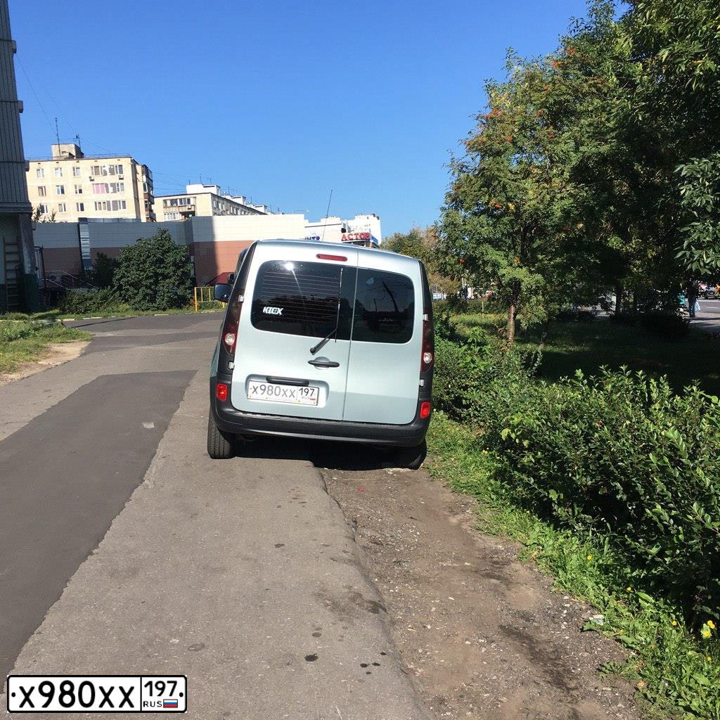 Фото автомобиля RENAULT KANGOO, 2011 — госномер В421АЕ977. Цвет: СЕРЫЙ СВЕТЛЫЙ