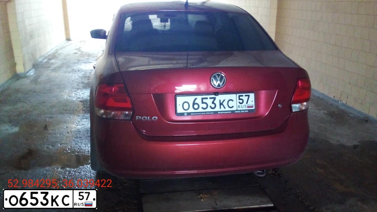 Фото автомобиля VOLKSWAGEN POLO, 2013 — госномер В104РО26. Цвет: ВИШНЕВО-КРАСНЫЙ