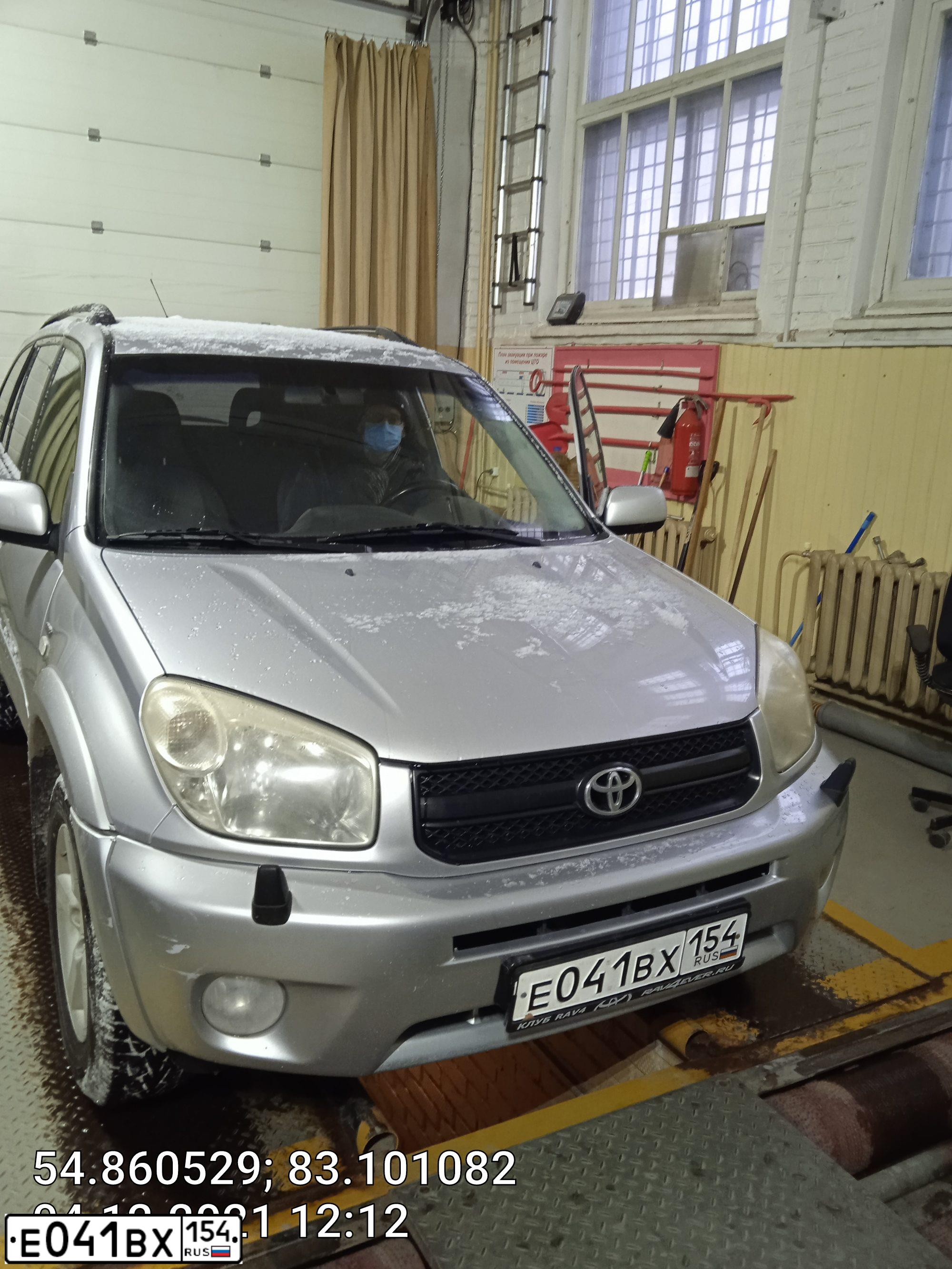 Фото автомобиля TOYOTA RAV4, 2004 — госномер Е041ВХ154. Цвет: СЕРЕБРИСТЫЙ