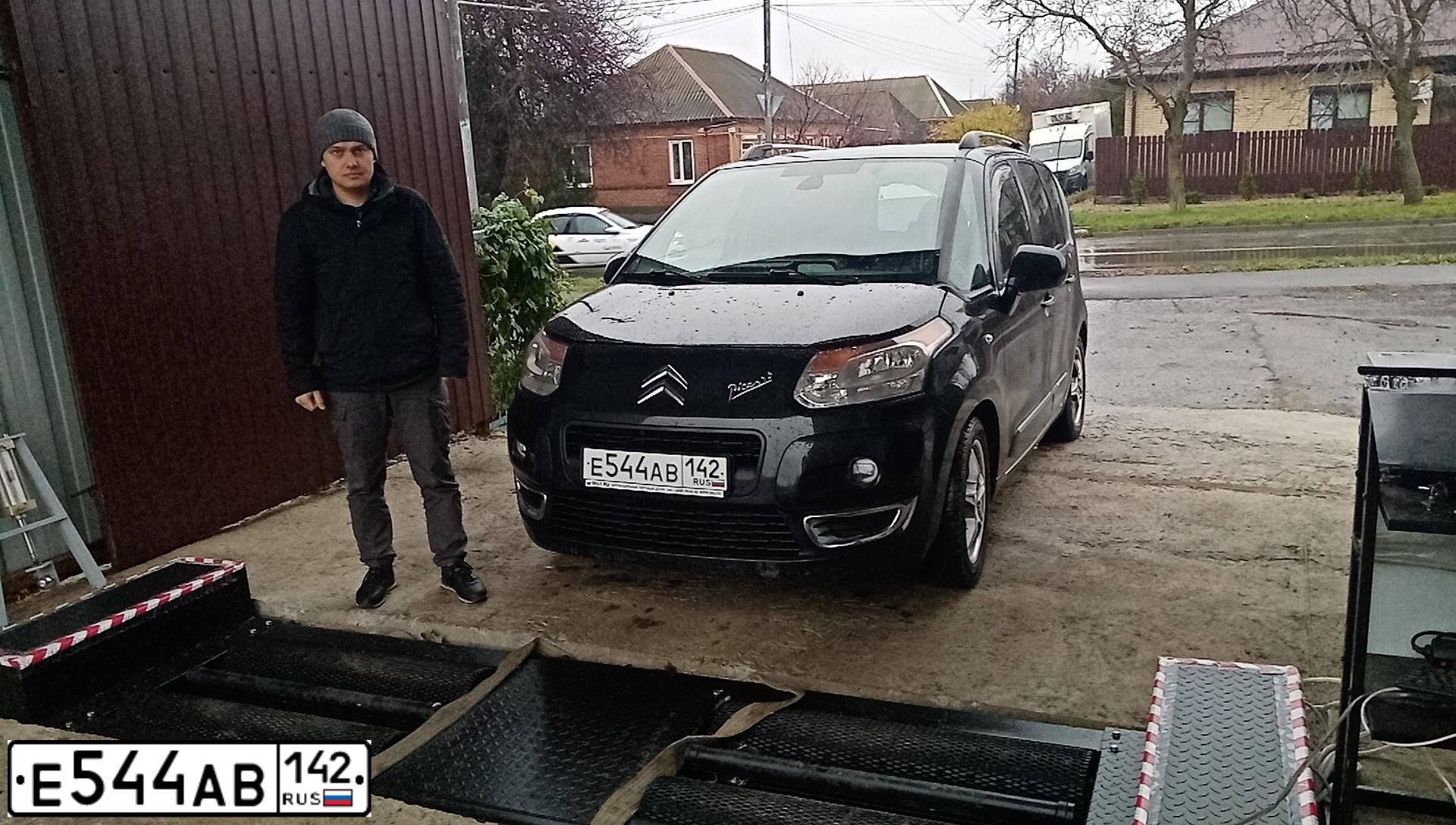 Фото автомобиля CITROEN C3 PICASSO, 2010 — госномер М557ВХ761. Цвет: ЧЕРНЫЙ